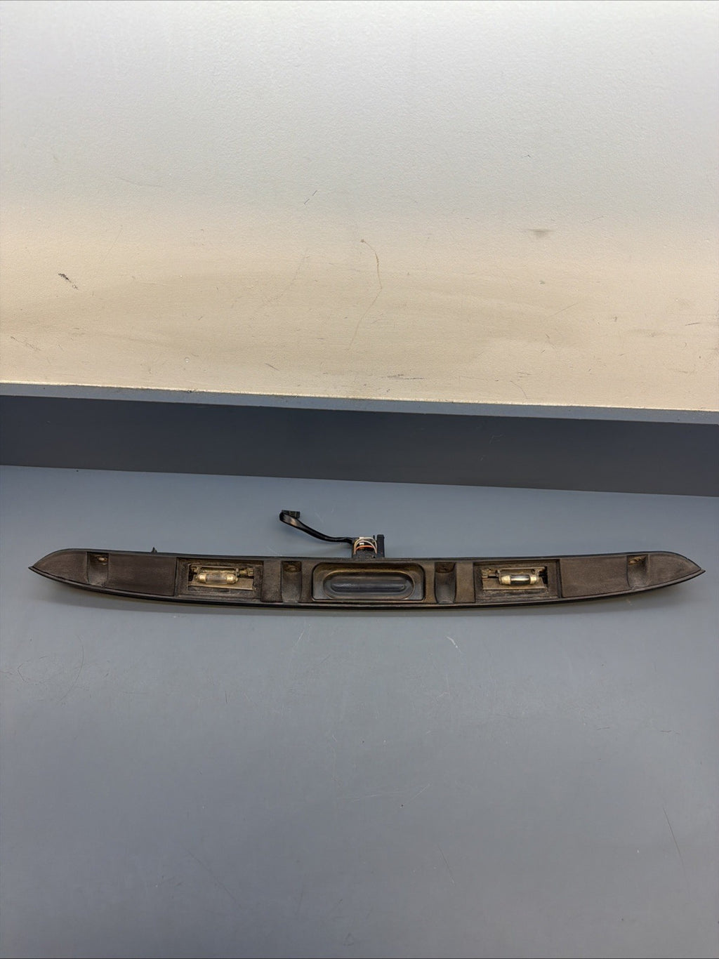 2000-2006 BMW 325 330 E46 Sedan REAR TRUNK LATCH HATCH TRIM HANDLE 0461700