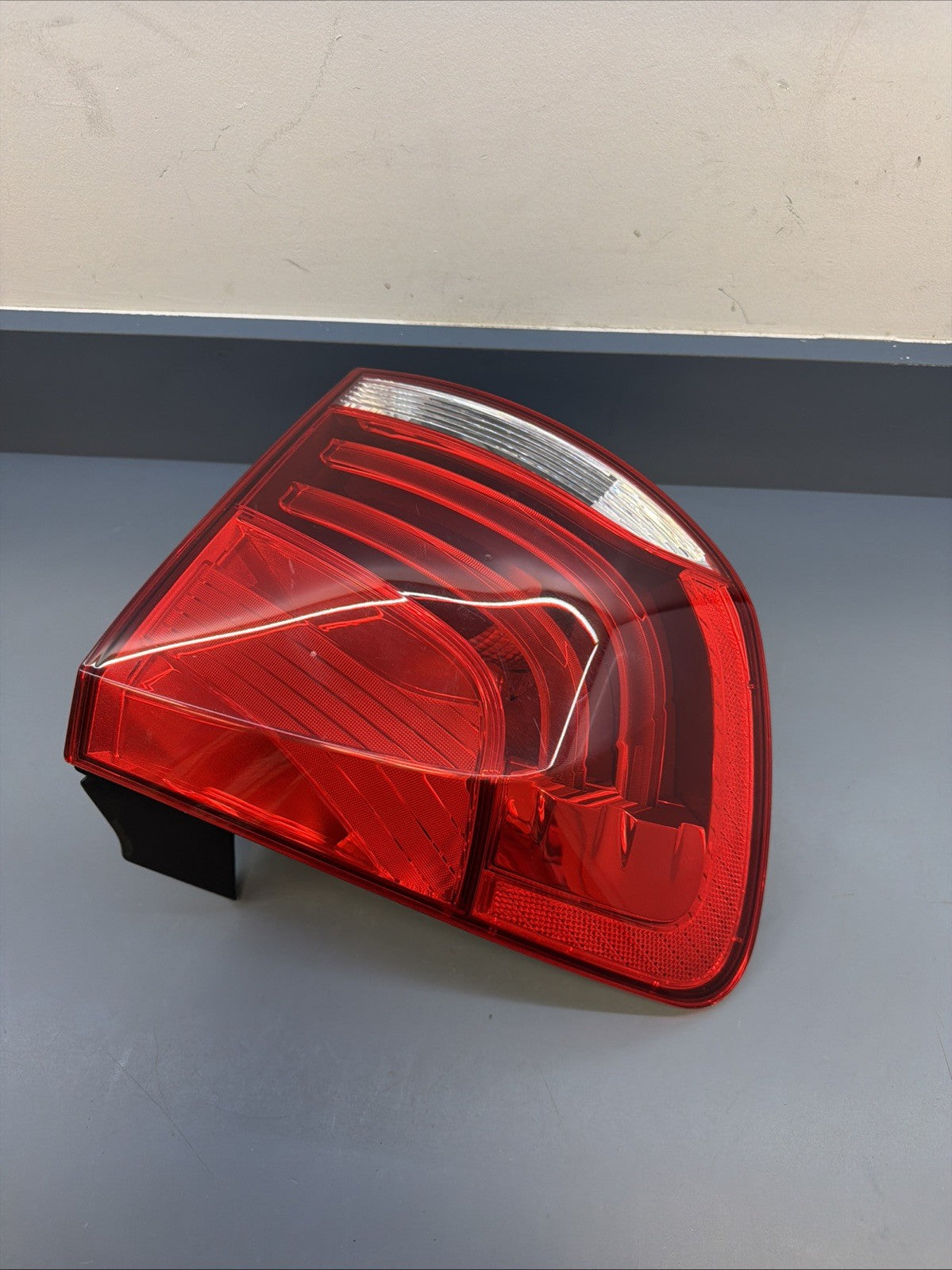 OEM 2012-2015 BMW X1 LH REAR LEFT DRIVERS TAIL LIGHT ASSEMBLY 2990111