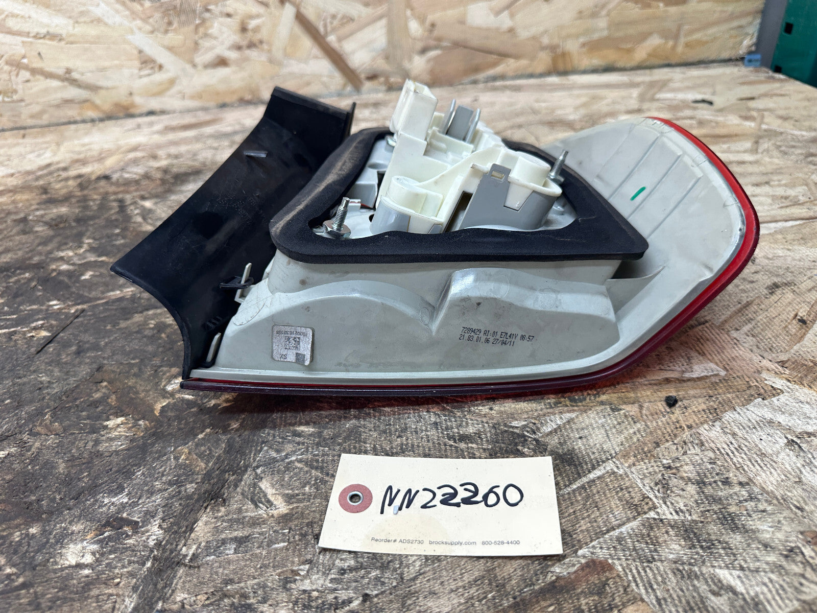 BMW 09-11 E90 LCI LEFT DRIVER SIDE REAR OUTER TAIL LIGHT OEM 7289429