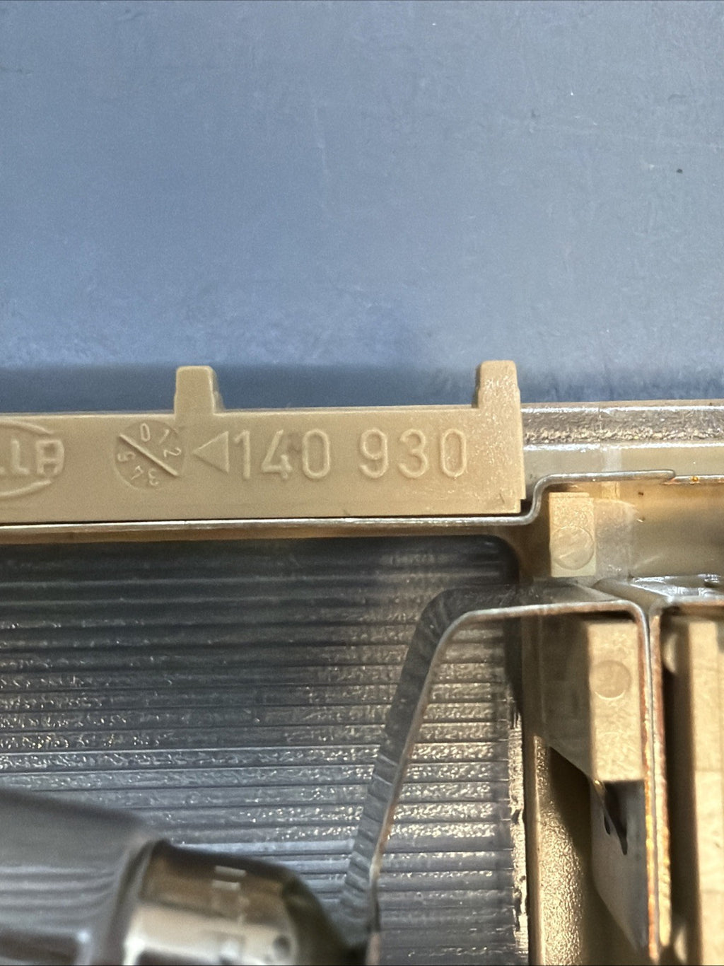2000-2006 BMW 325 E46 Front Driver & Passenger Sun Visor Light BEIGE 140930