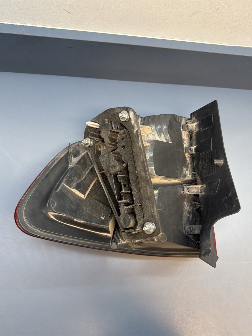 OEM 2012-2015 BMW X1 LH REAR LEFT DRIVERS TAIL LIGHT ASSEMBLY 2990111