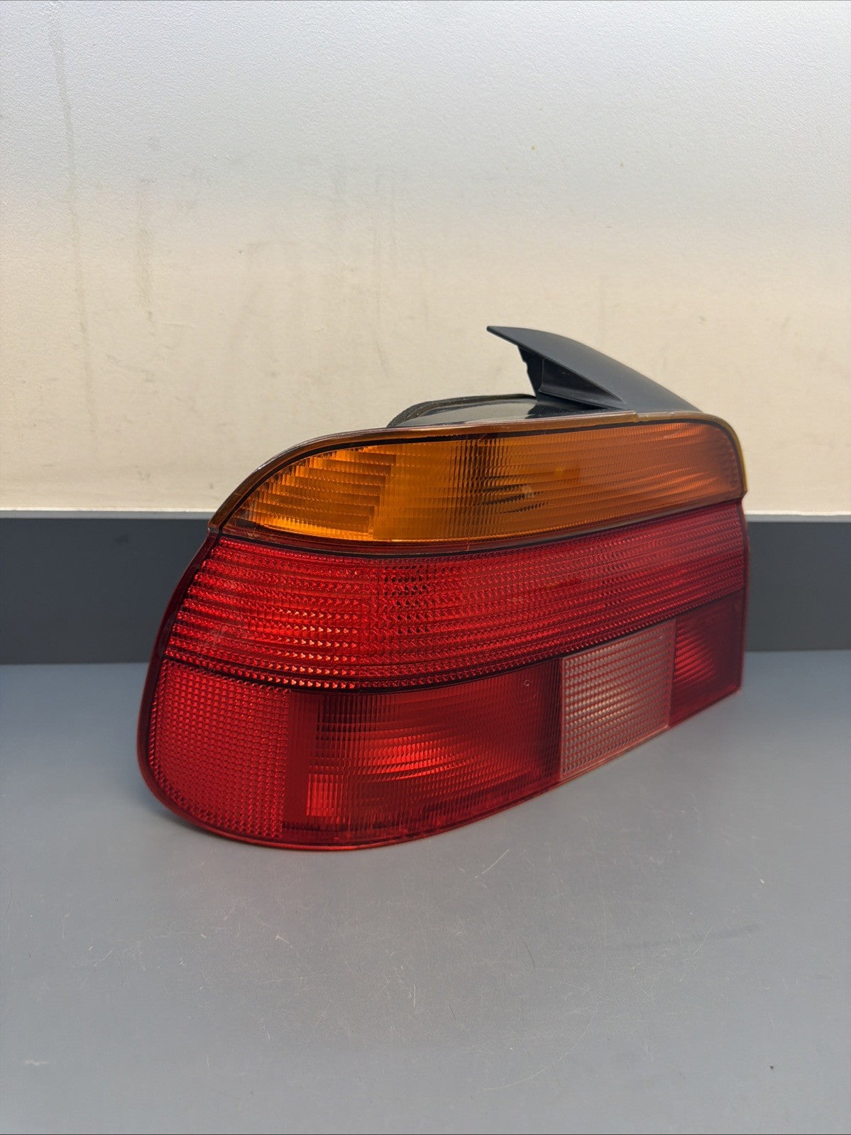 1997-2000 BMW E-39 5-Series Driver Left Side Taillight Unit 146033-00 OEM