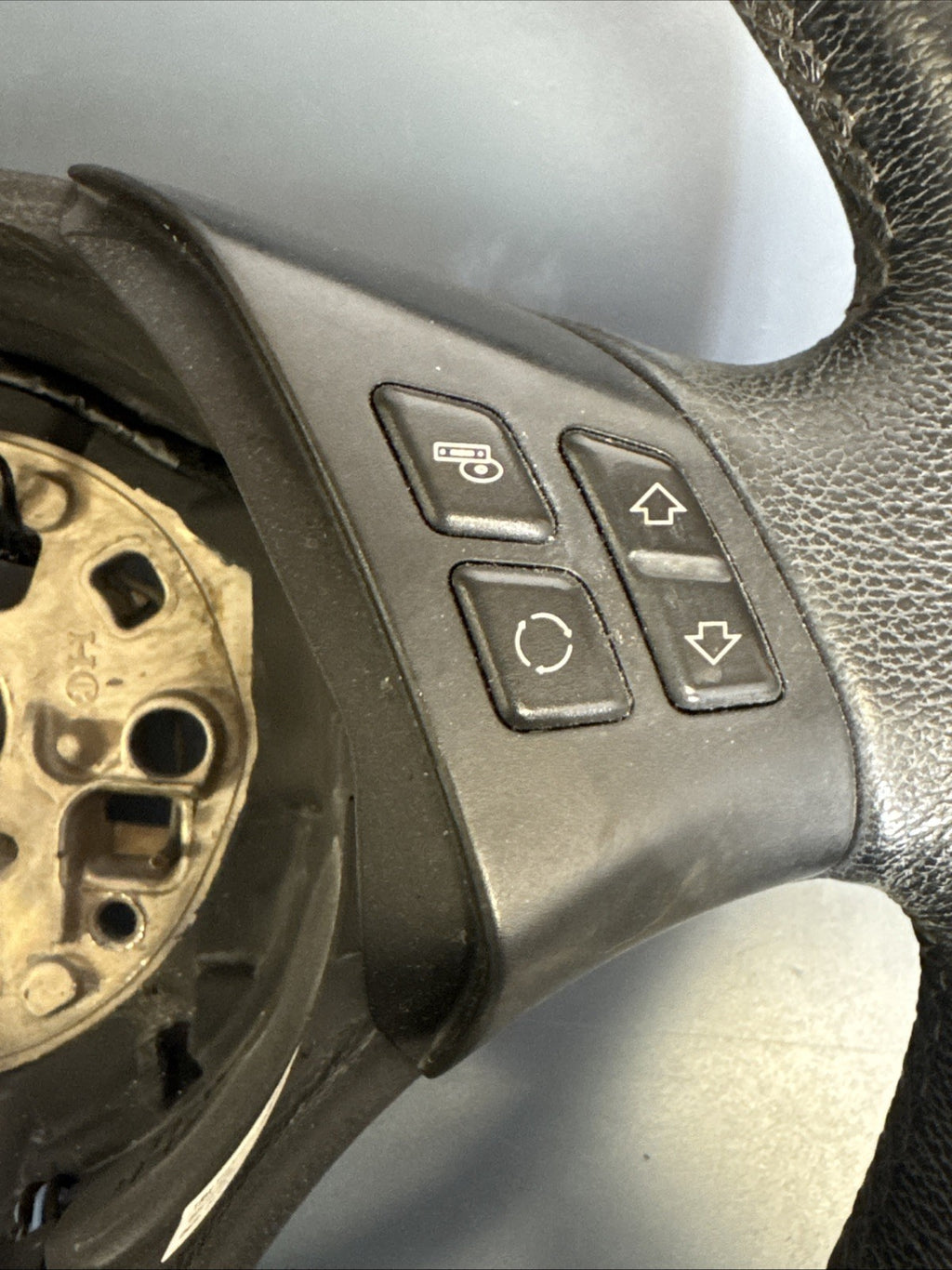 2006–2011 BMW 325i E90 STEERING WHEEL W/ CONTROL SWITCHES OEM 6959893-01 6764547