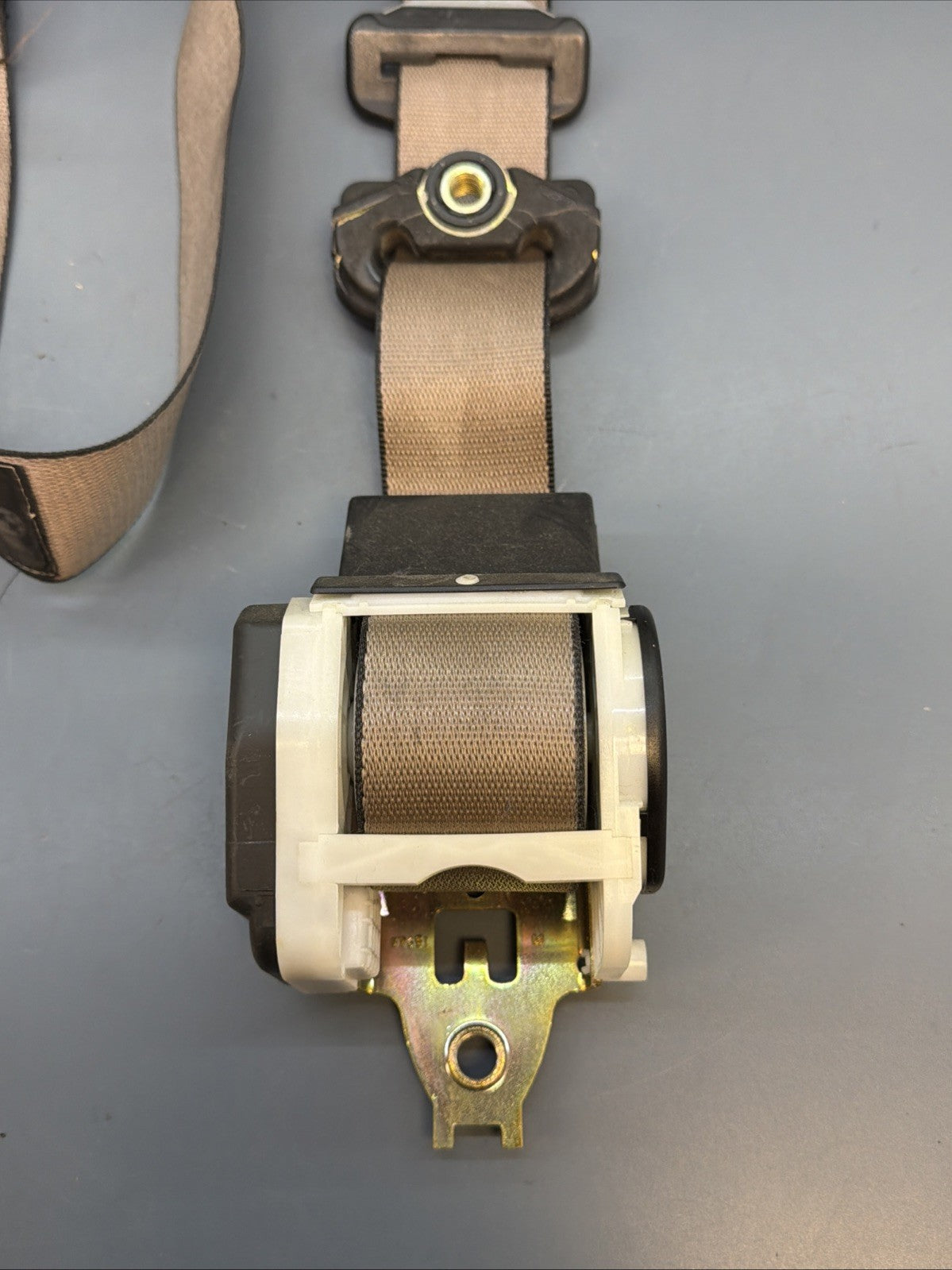 89-95 Bmw E34 5 Series Front Right Side Upper Seat Belt Retractor Beige 8208880