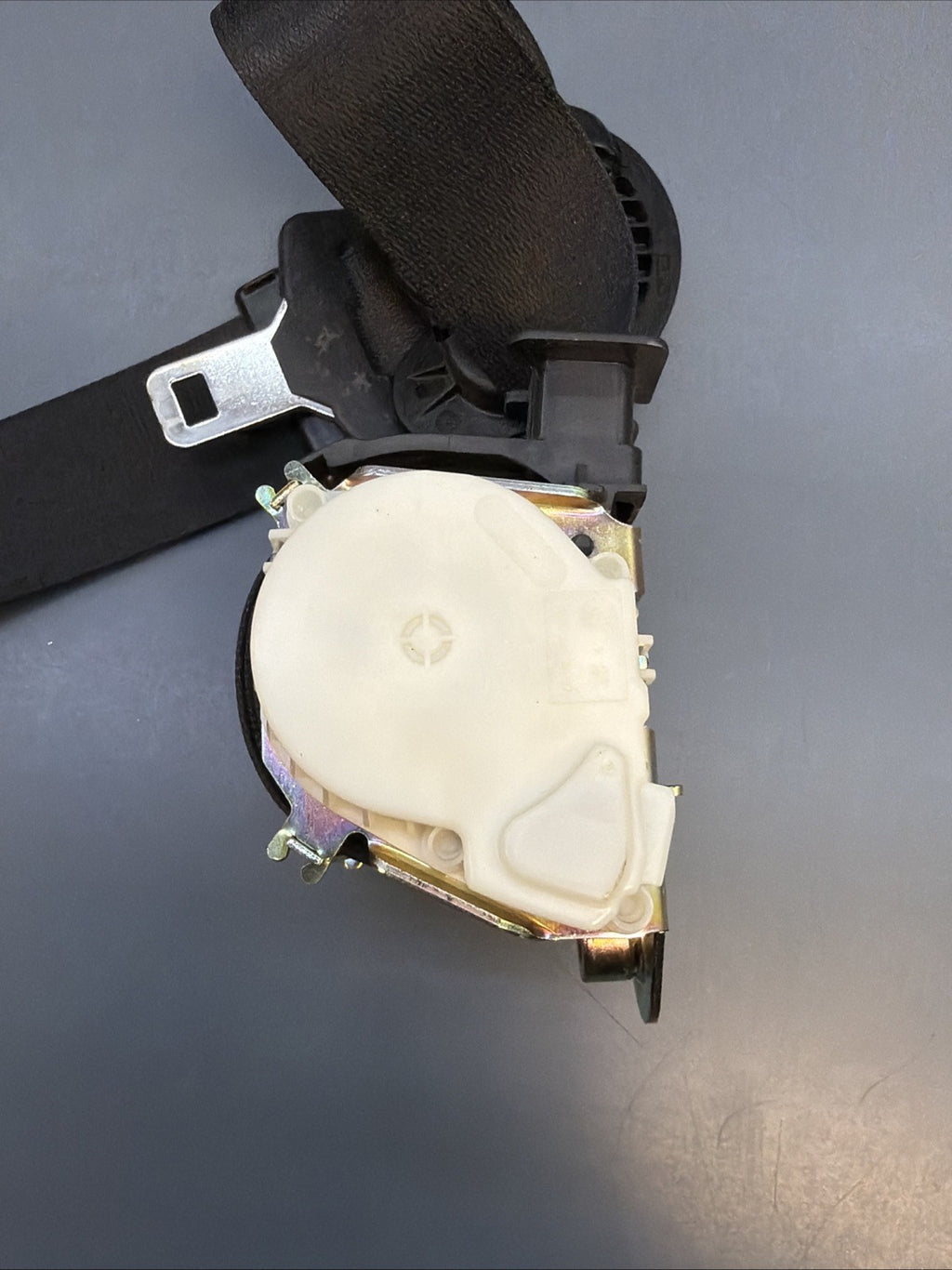 BMW 2005-2009 E90 FRONT RIGHT DRIVER SEAT BELT OEM 33017492