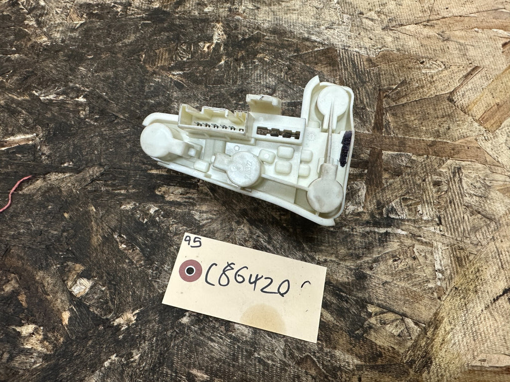 BMW 06-08 E90 PRE LCI RIGHT/PASSANGER SIDE TAILLIGHT BULB HOLDER OEM 6937474