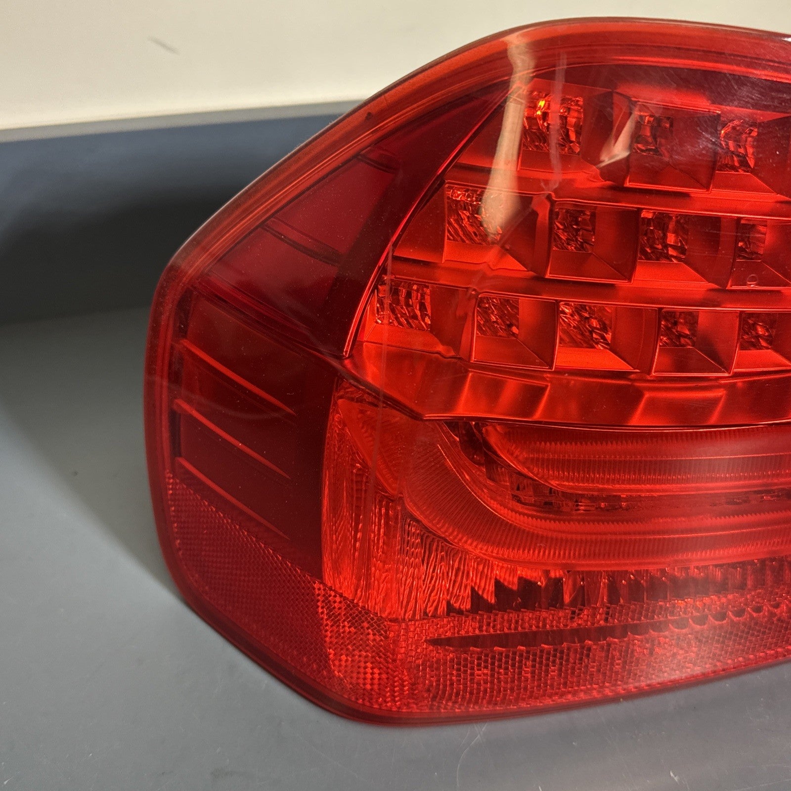 BMW 09-11 E90 LCI LEFT DRIVER SIDE REAR OUTER TAIL LIGHT OEM 7289429