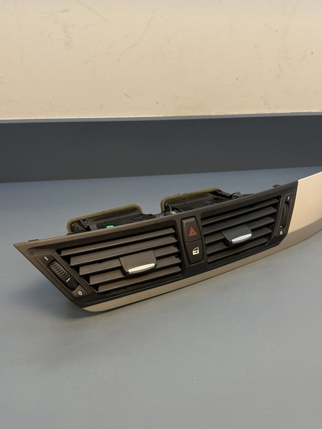 2012-2015 BMW X1 E84 FRONT DASH CENTER AIR VENT GRILLE W/ MOLDING TRIM 9258354