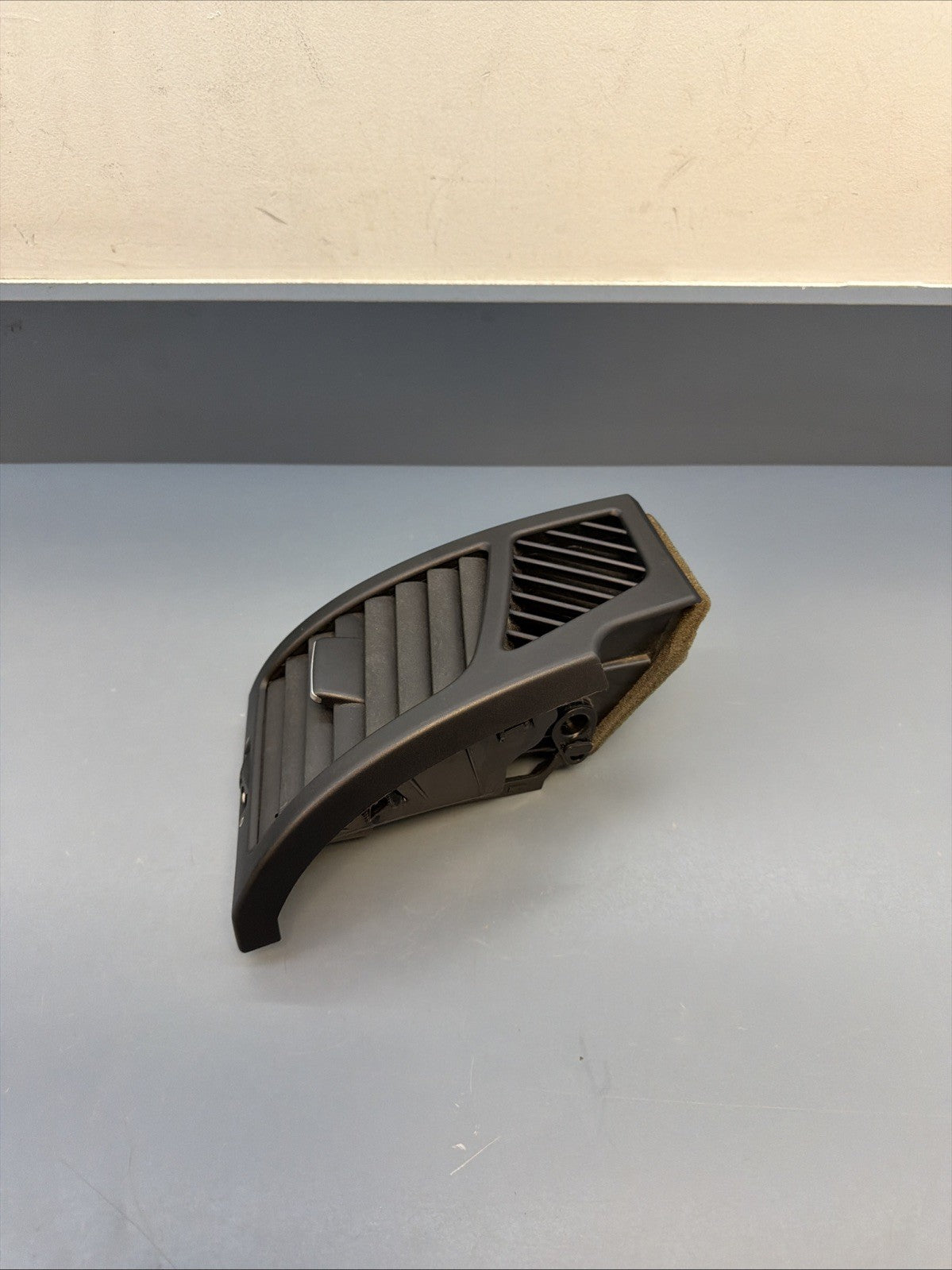 08-13 OEM BMW E82 E88 135i 128i Coupe Dash Right Passenger Side Air Vent 7059188