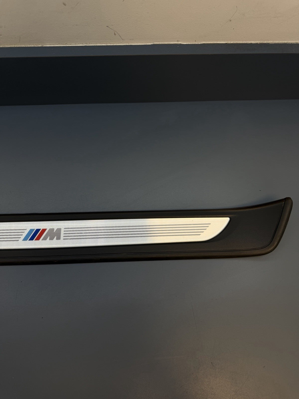 BMW E90 E91 LCI Front Right Entrance Cover Trim Strip Edition 7255930