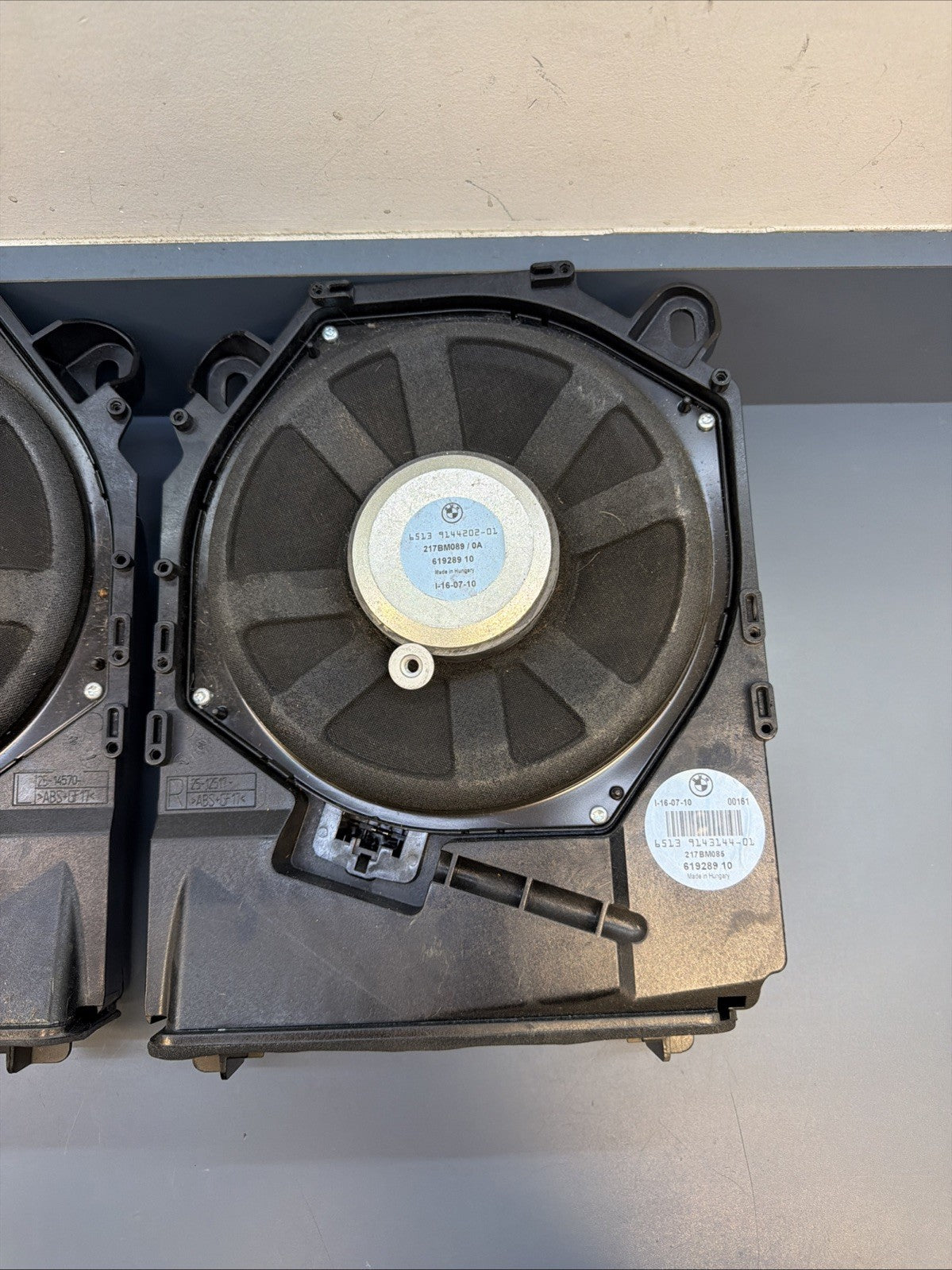 08-13 BMW E92 E90 3 SER FRONT LEFT & RIGHT HI-FI SUBWOOFER SET 9143143 9143144