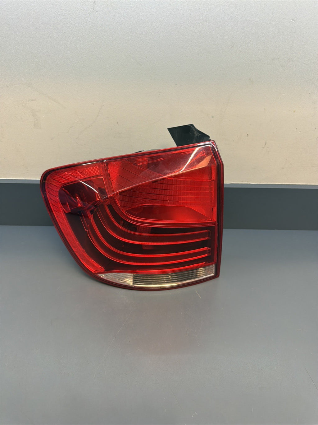 OEM 2012-2015 BMW X1 LH REAR LEFT DRIVERS TAIL LIGHT ASSEMBLY 2990111