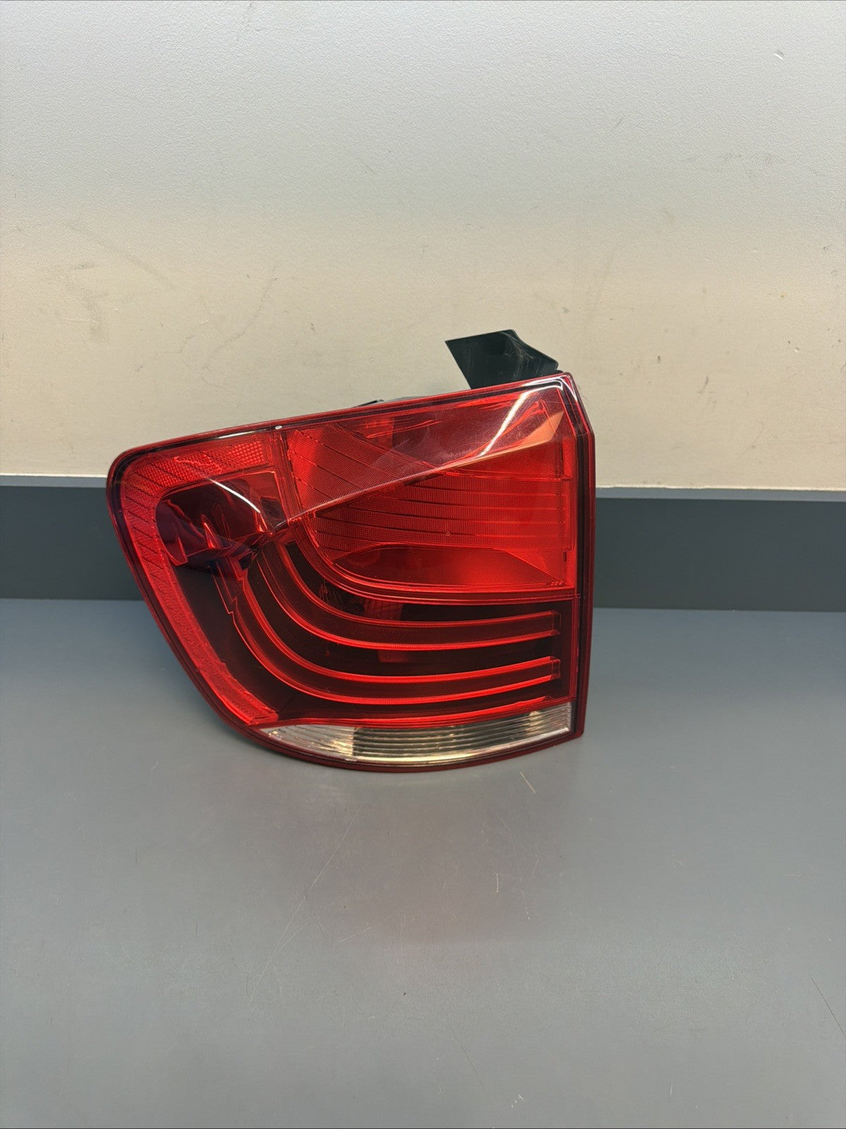 OEM 2012-2015 BMW X1 LH REAR LEFT DRIVERS TAIL LIGHT ASSEMBLY 2990111