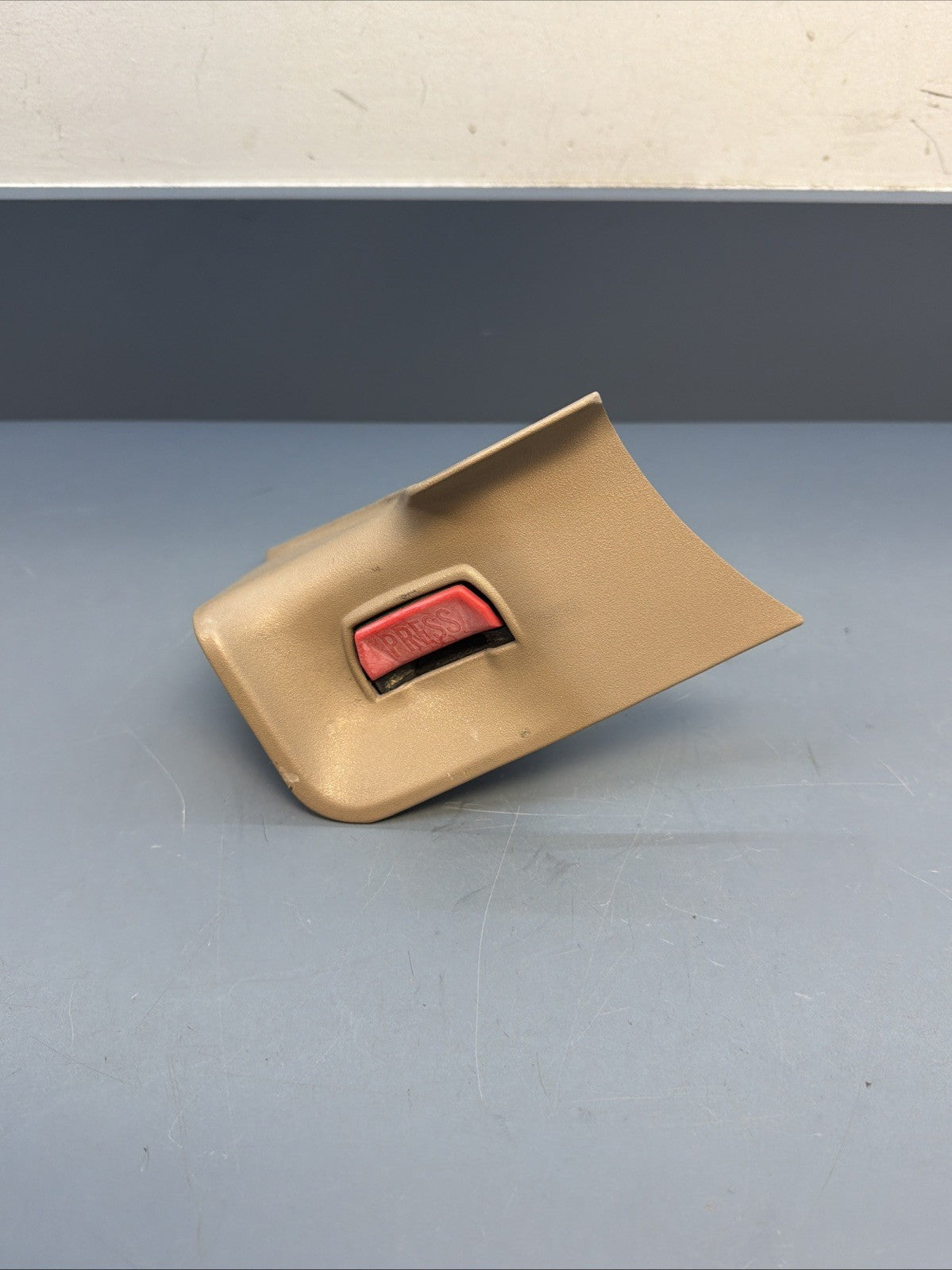 89-95 Bmw E34 5 Series Rear Right Seat Belt Buckle Latch Receiver Beige 8126522