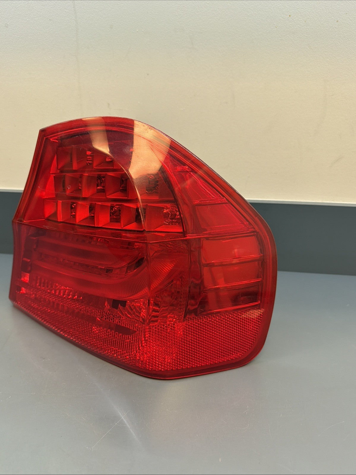 BMW E90 LCI 09-11 TYC TAIL LIGHT RT PASSNAGER SIDE OUTTER LIGHT 111167790