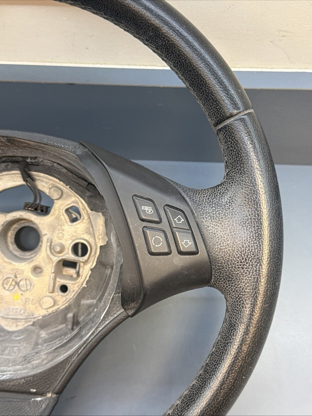 2006–2011 BMW 325i E90 STEERING WHEEL W/ CONTROL SWITCHES OEM 6959893-01 6764547