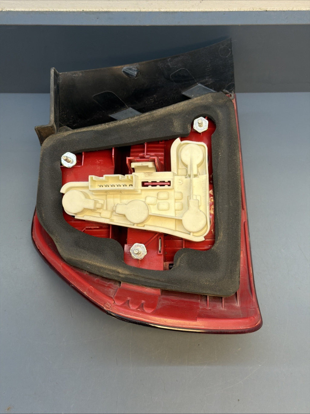 2006-2008 BMW E90 OUTTER PASSANGER PRE LCI TAIL LIGHT 7161956
