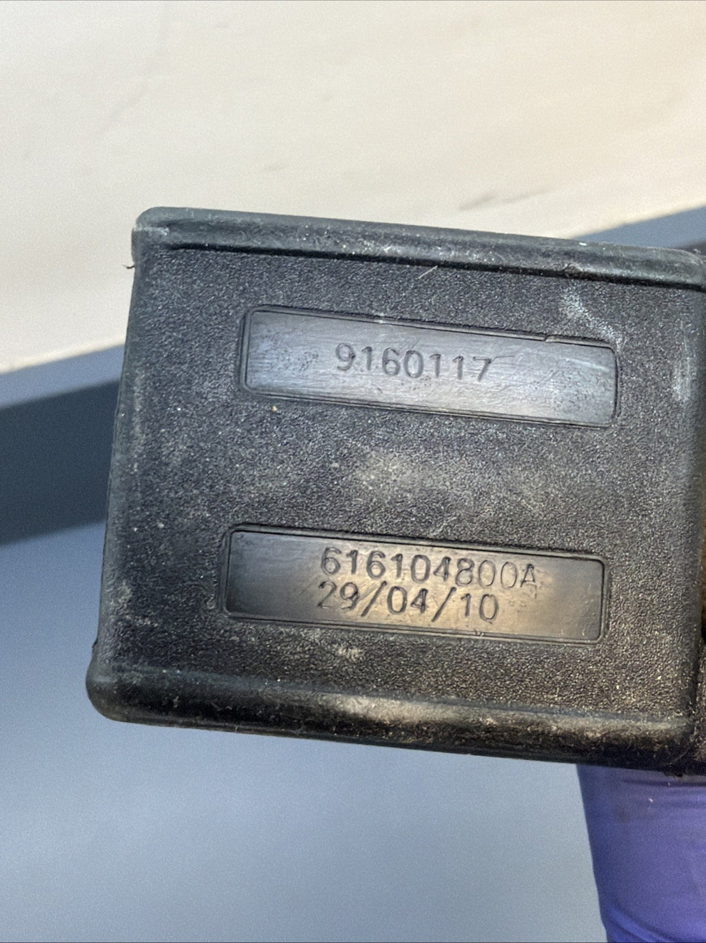 2009-2011 BMW 335I - REAR Center SEAT BELT Buckle / Receiver 9160117