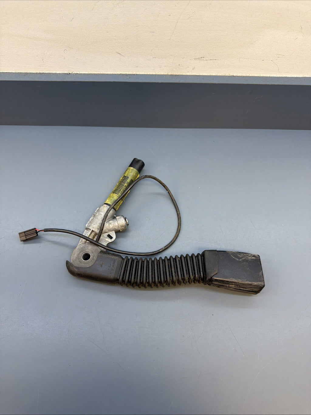 2004-2010 BMW X3 E83 - Front Right SEAT BELT Buckle / Receiver 9119540