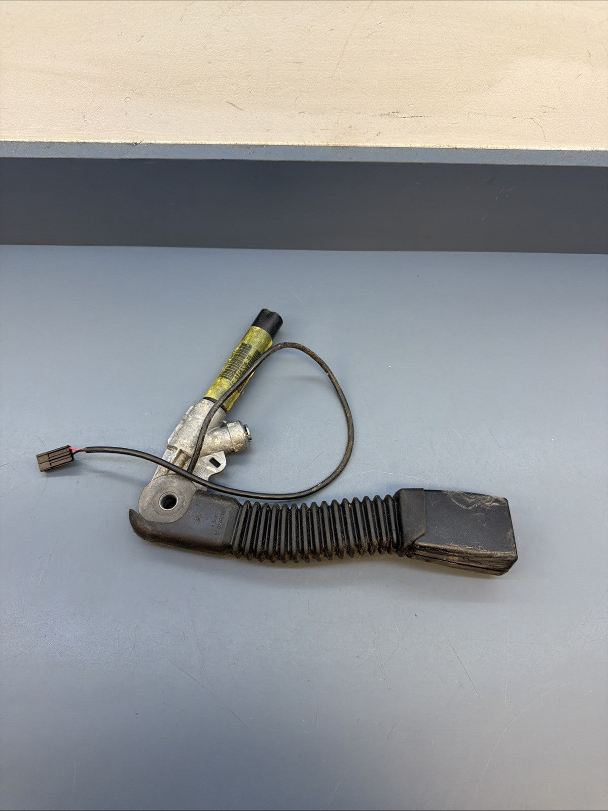 2004-2010 BMW X3 E83 - Front Right SEAT BELT Buckle / Receiver 9119540