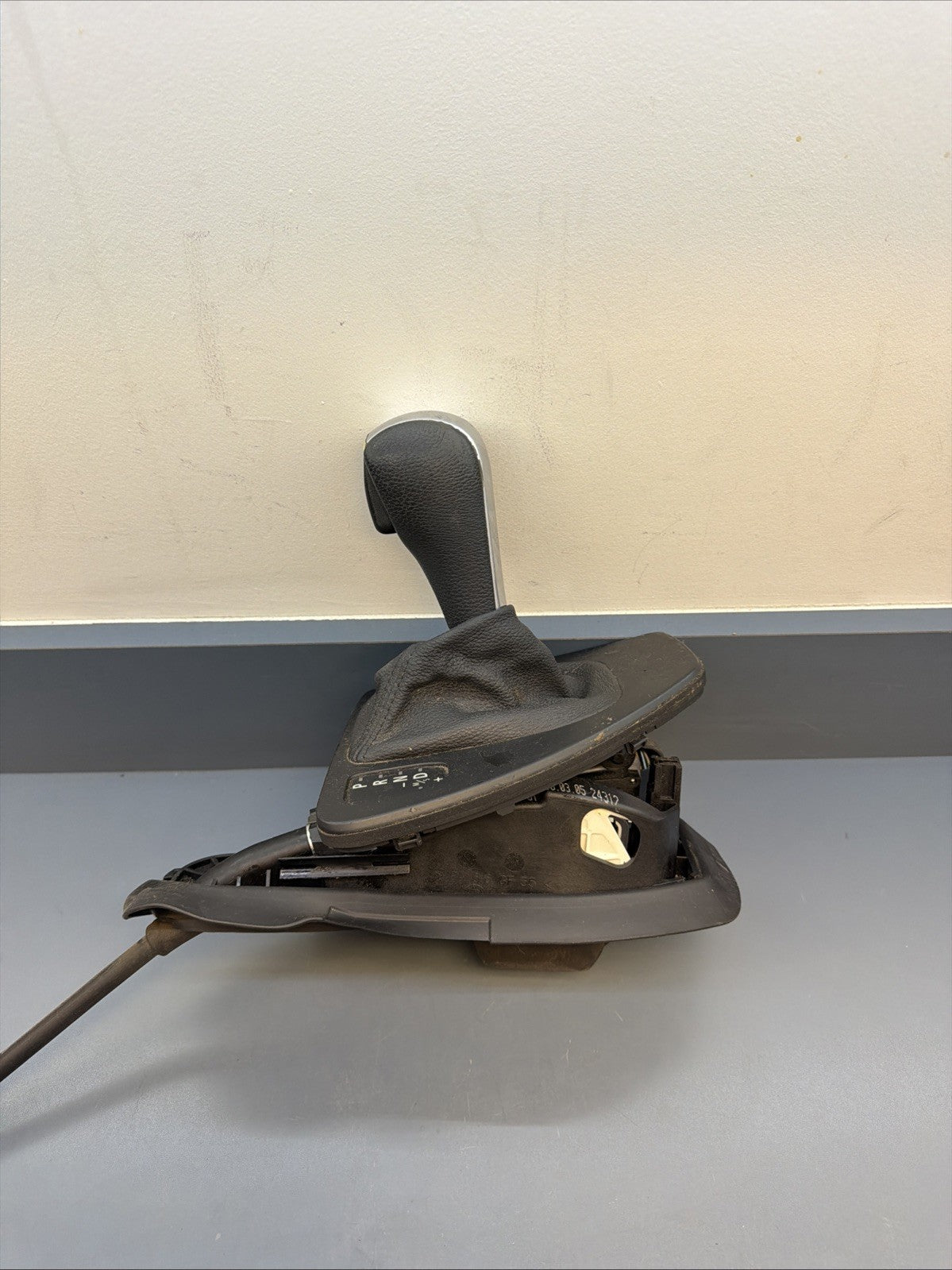 06-11 BMW E90 E91 E92 E93 AUTOMATIC TRANSMISSION GEAR SELECTOR SHIFTER 7548037