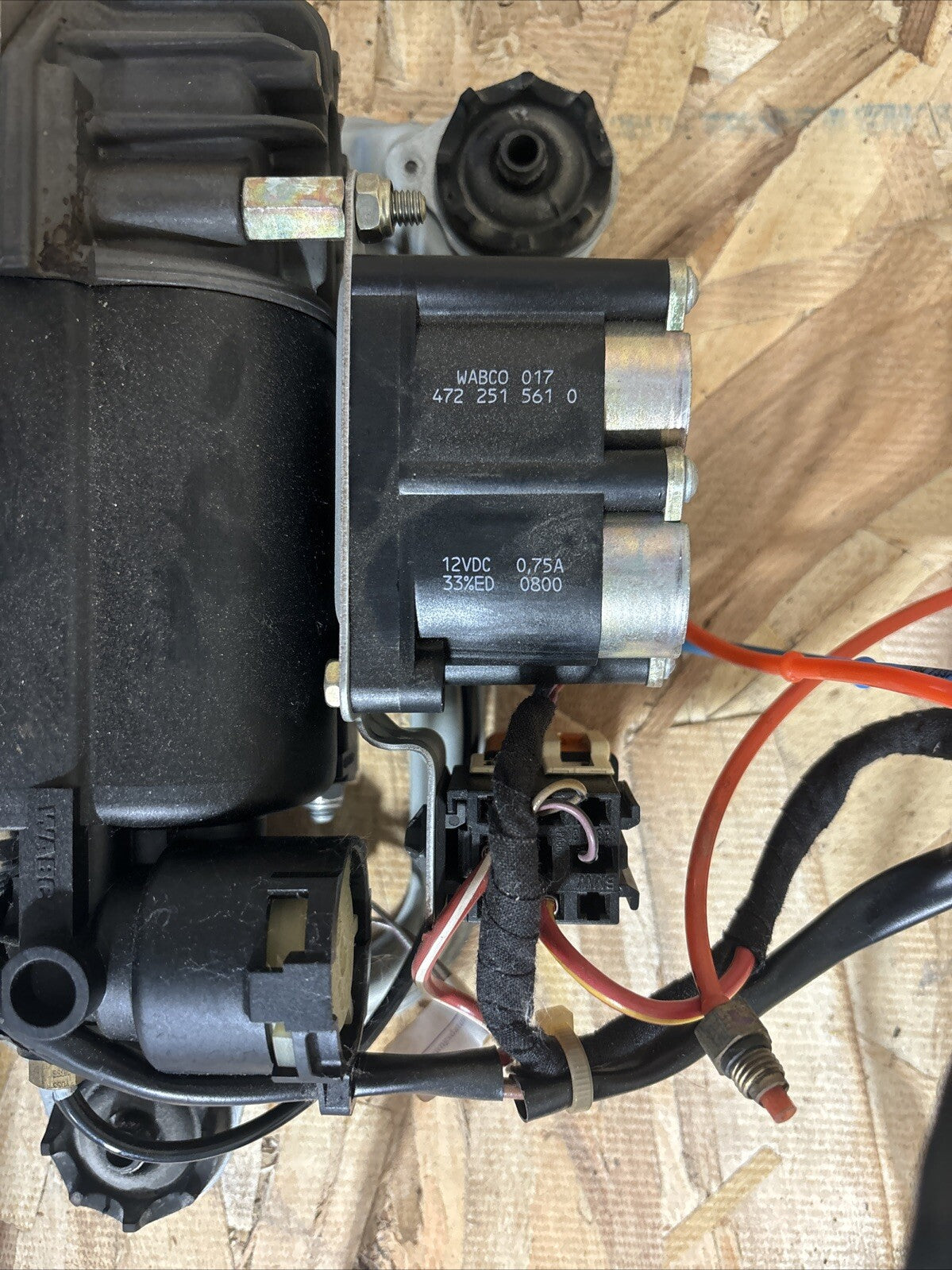 BMW X5 12V Auto Air Suspension Compressor Pump OEM 4430200111 CC0015