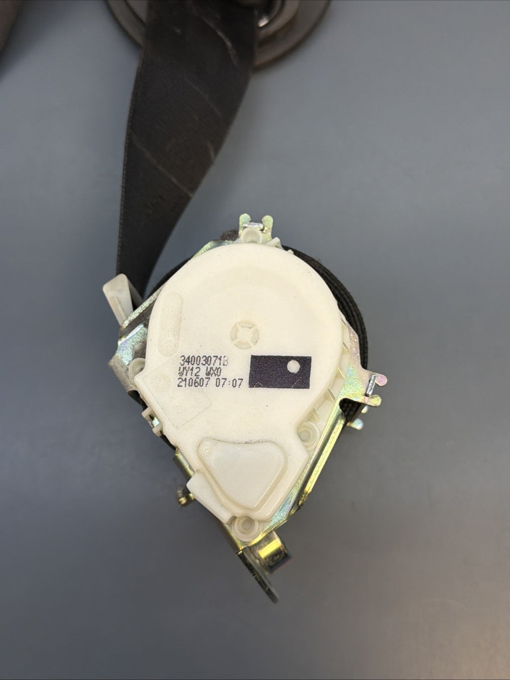 2004 - 2010 BMW X3 E83 FRONT LEFT DRIVER SIDE SEAT BELT STRAP 34003071B OEM