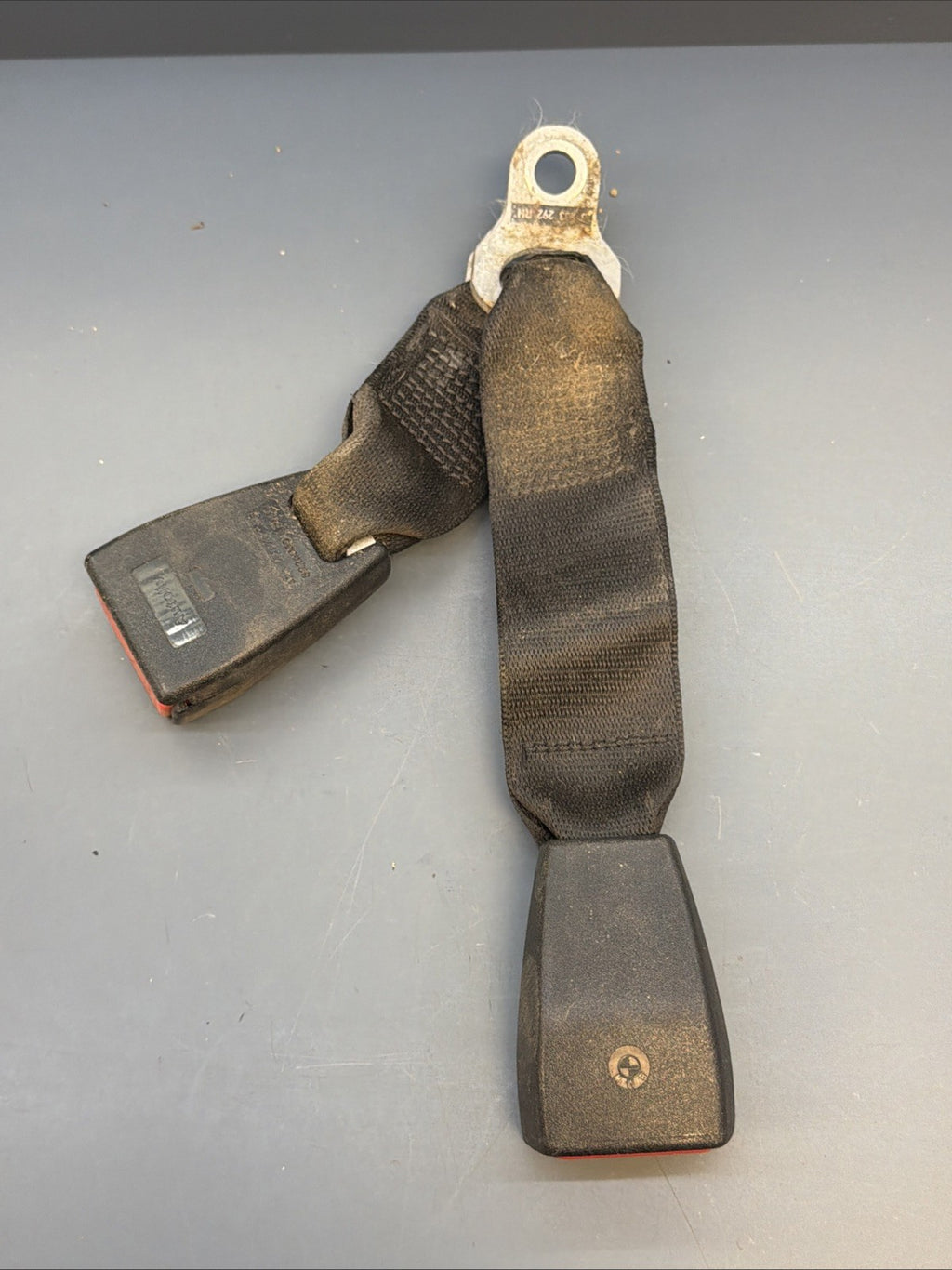 99-06 BMW E46 325 330 REAR PASSENGER SEAT BELT BUCKLE RECEIVER OEM 8233292