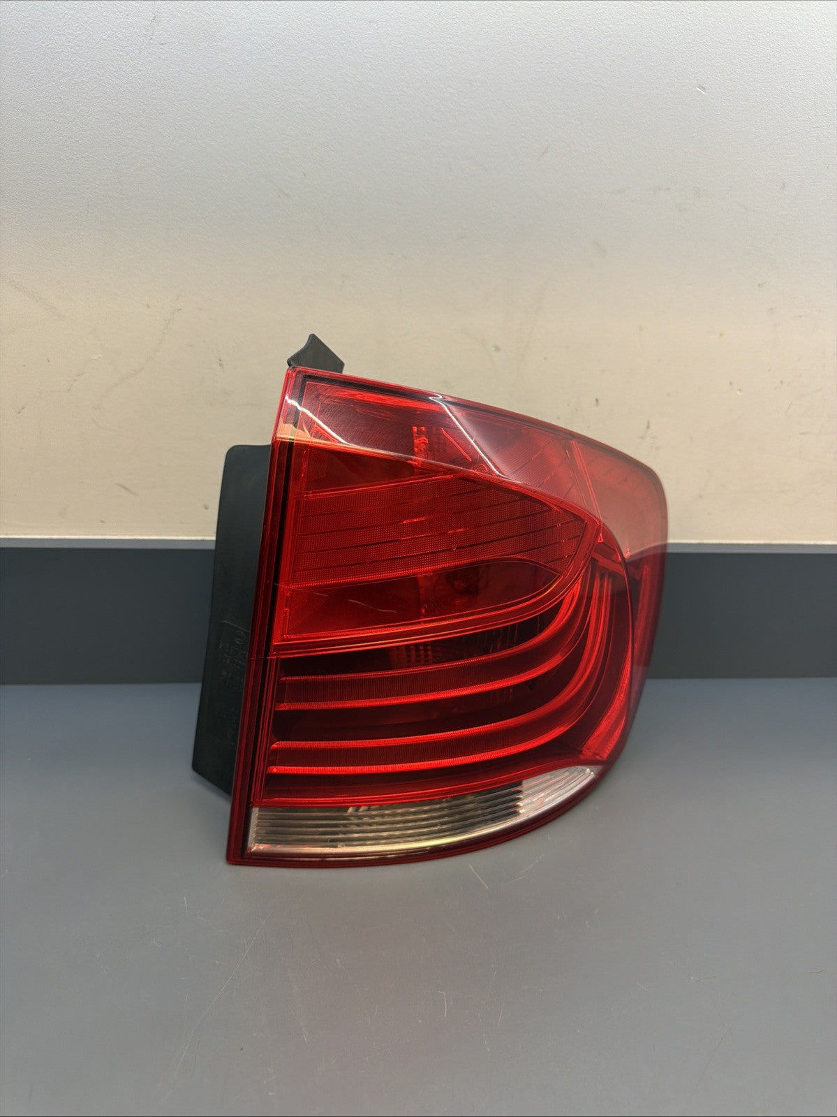 2013 2014 2015 BMW E84 X1 REAR RIGHT OUTER TAIL LIGHT ASSEMBLY OEM 2990112