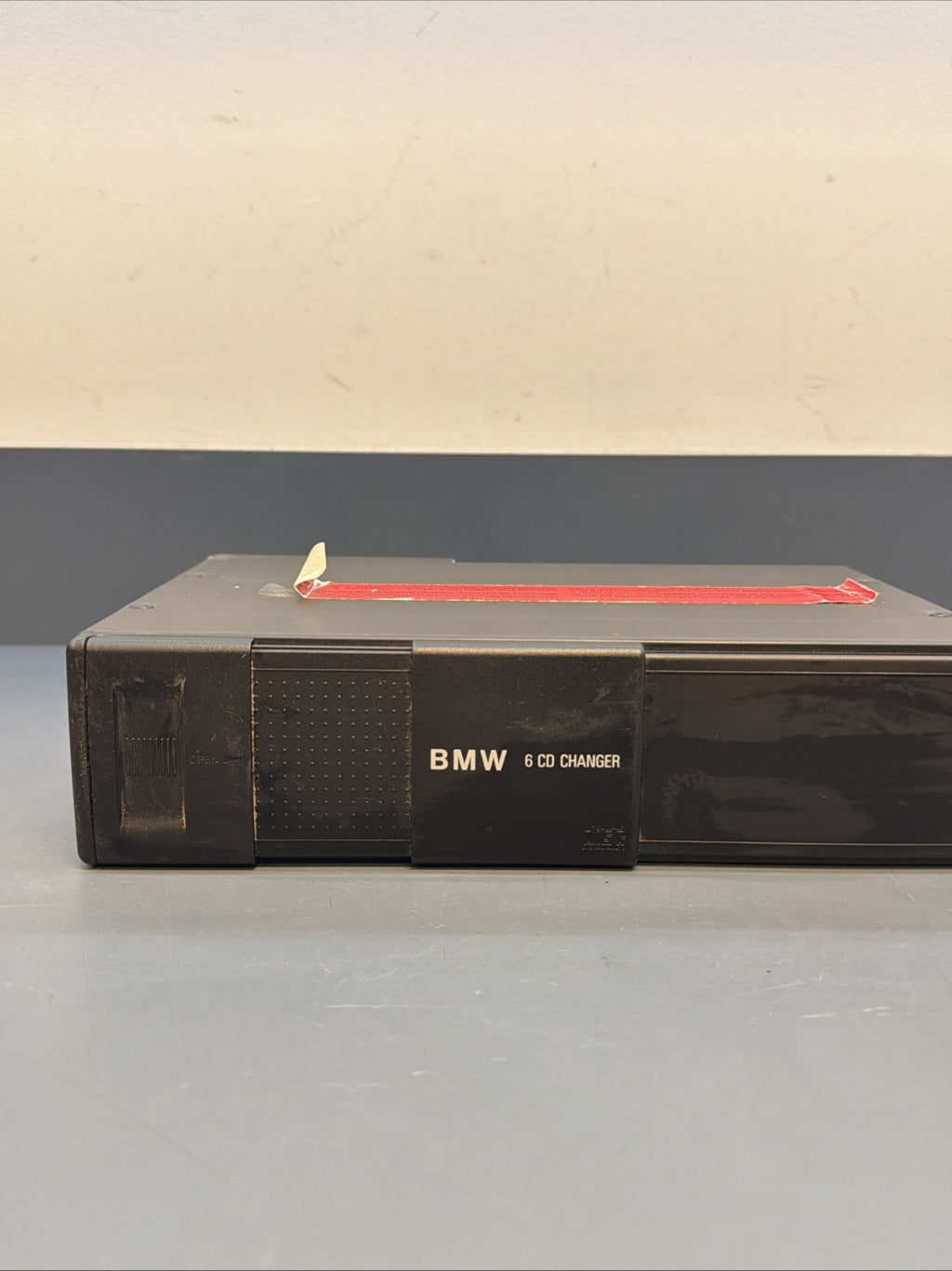 BMW E39 97-03 525i 528i 530i 540i M5 Trunk OEM 6 disc CD Changer OEM 1469404