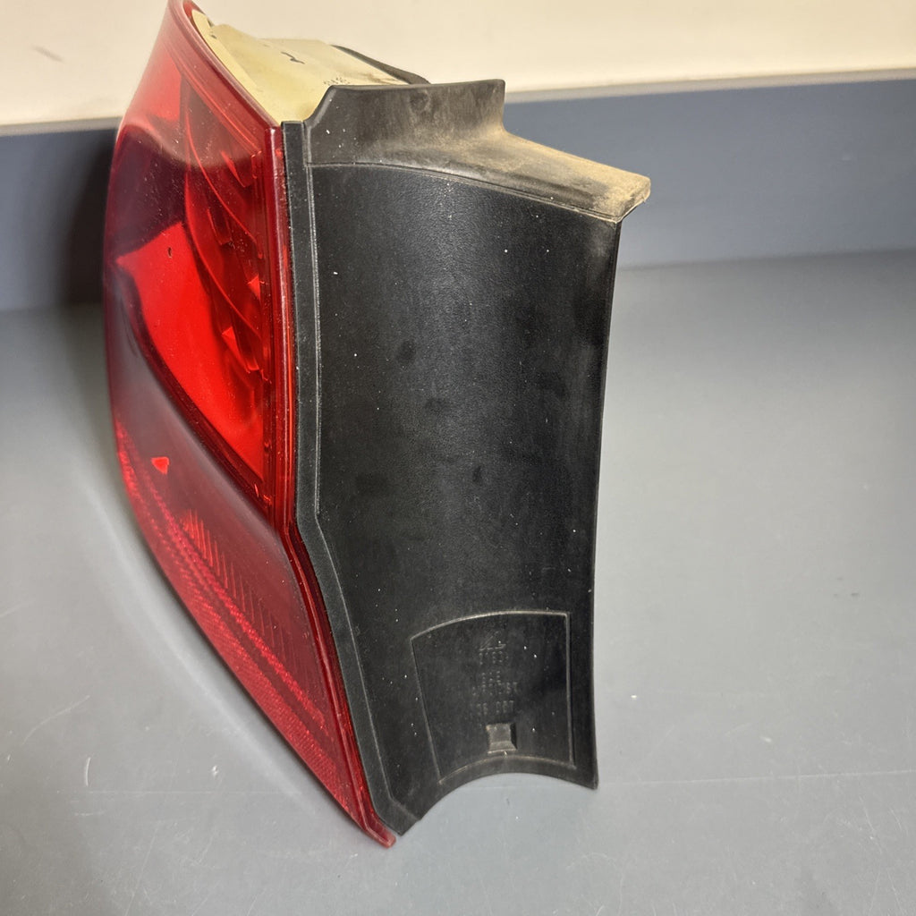 BMW 09-11 E90 LCI LEFT DRIVER SIDE REAR OUTER TAIL LIGHT OEM 7289429