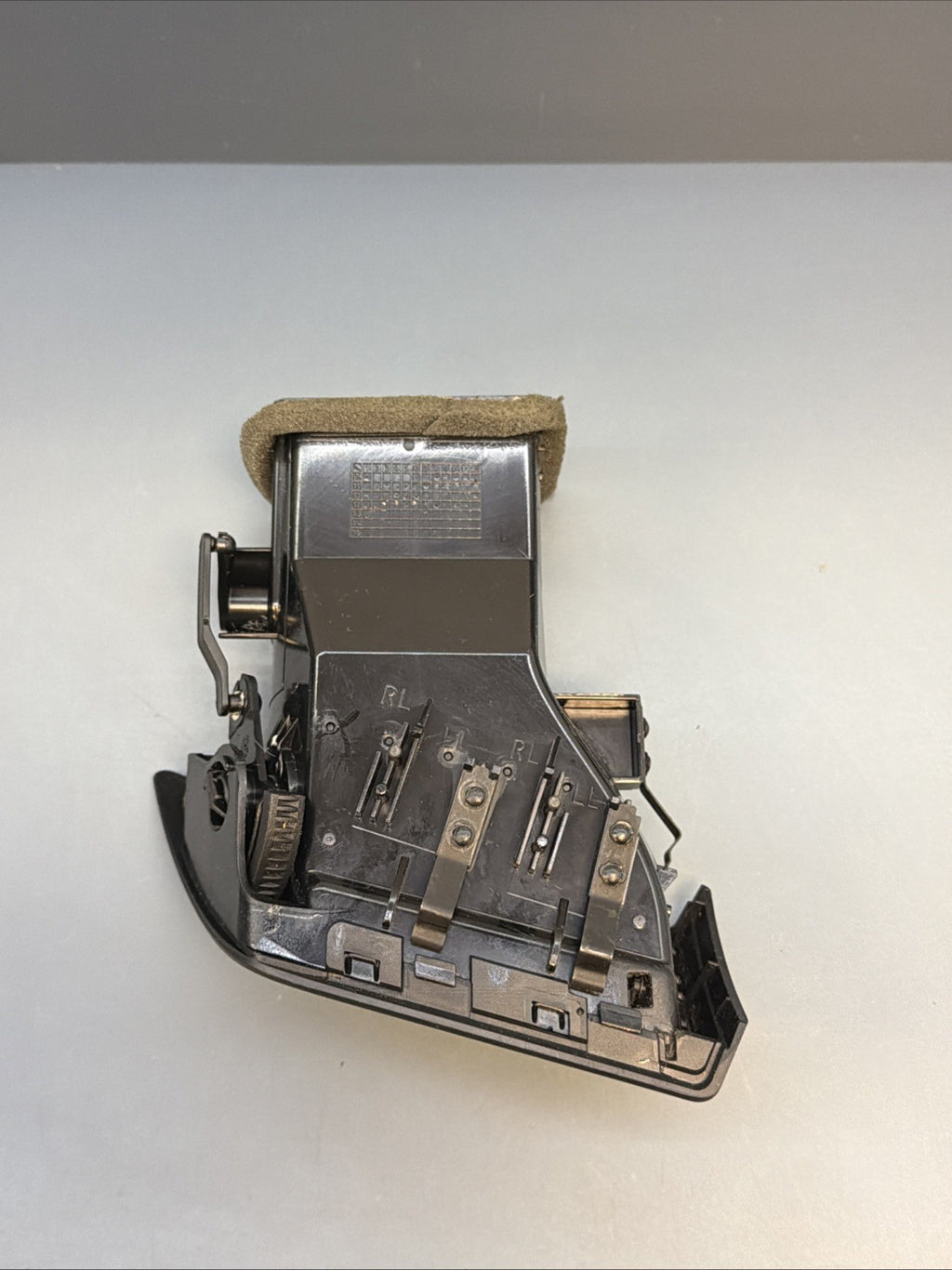 12-15 BMW X1 E84 Left Driver Dash Air Vent Airvent Assembly OEM 9258362