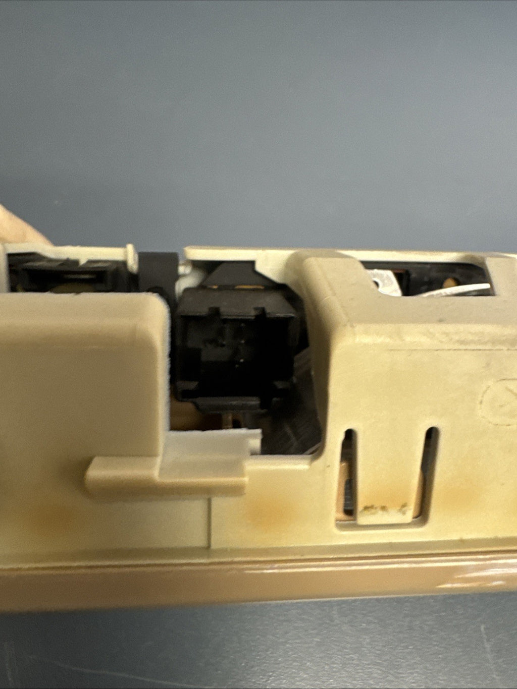 Genuine BMW E38 Headliner courtesy light assembly. Pearl Beige 63318385359