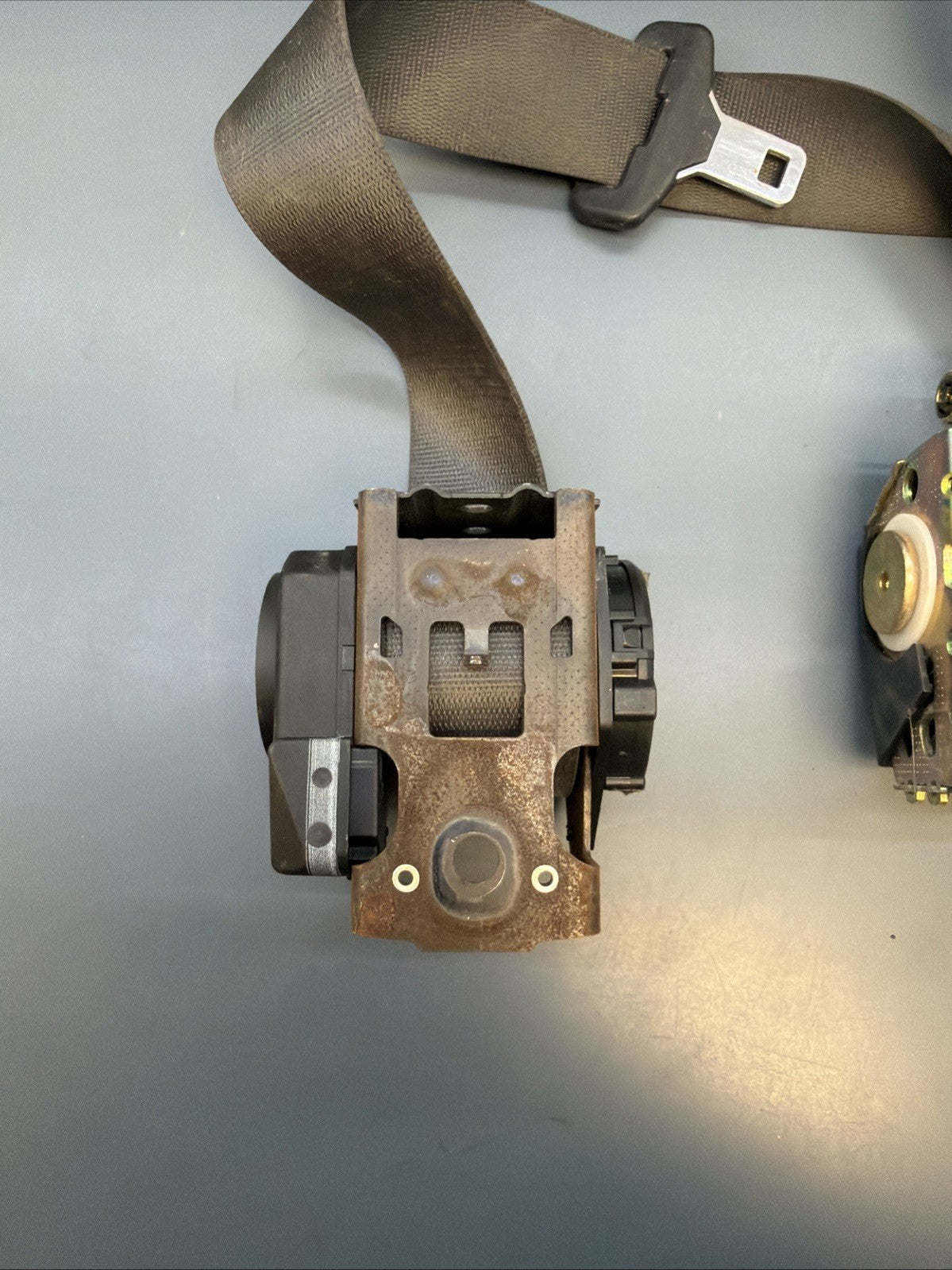 BMW E65 E66 7 series FRONT LEFT LOWER PRETENSIONER BELT BUCKLE TENSIONER