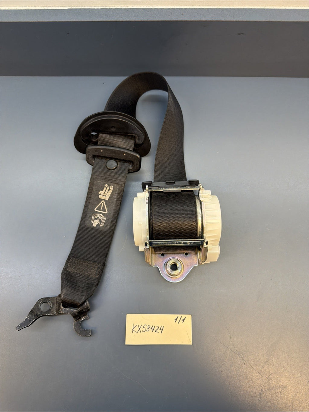 06-10 BMW 328i E90 Front Right Passenger Seat Belt Retractor Black 34006653