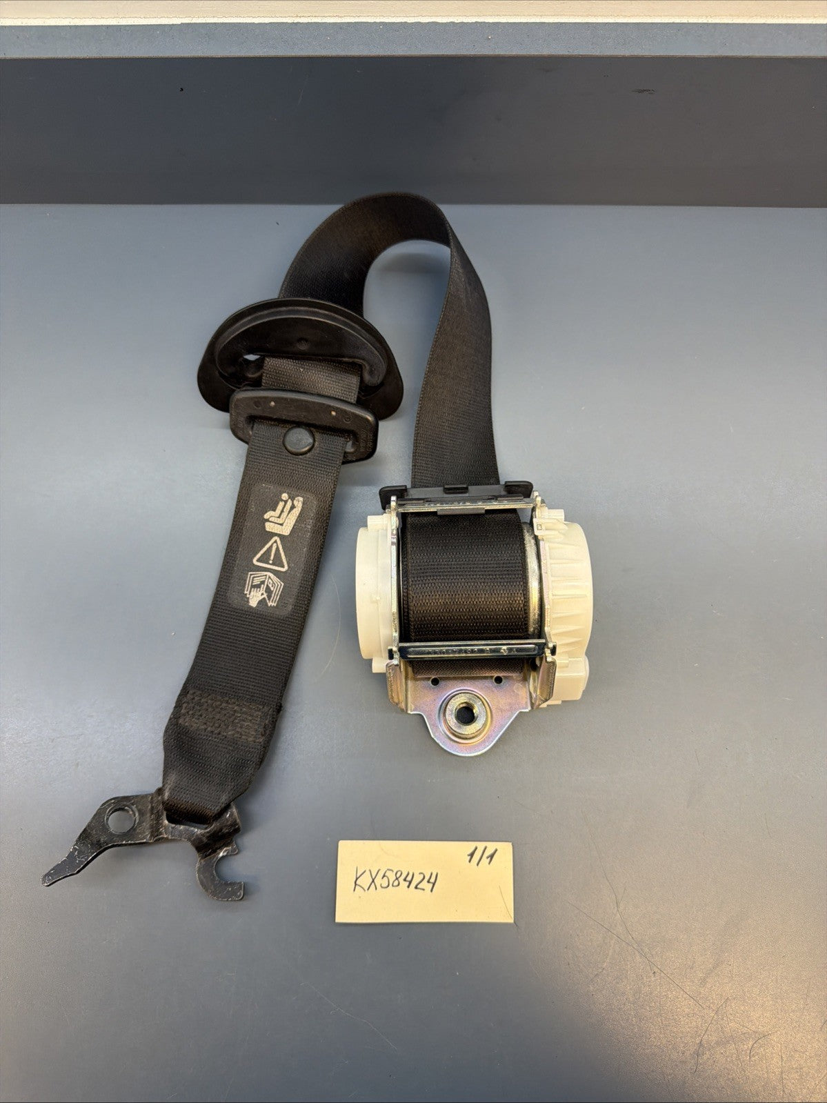 06-10 BMW 328i E90 Front Right Passenger Seat Belt Retractor Black 34006653