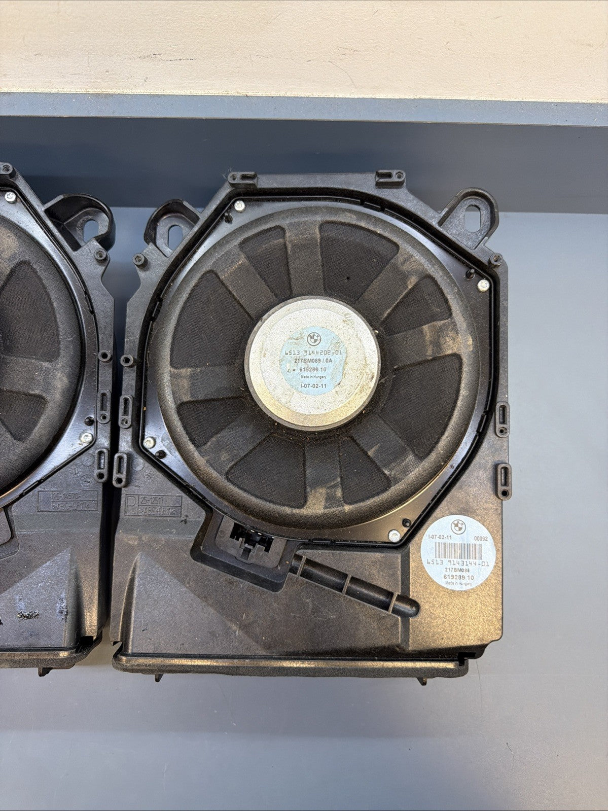 08-13 BMW E92 E90 3 SER FRONT LEFT & RIGHT HI-FI SUBWOOFER SET 9143143 9143144