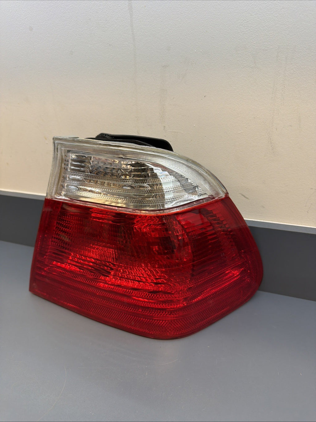 99-01 BMW 3 E46 Tail Light PASSANGER SIDE Red & Clear 4D AFTERMARKET BM024-U2002