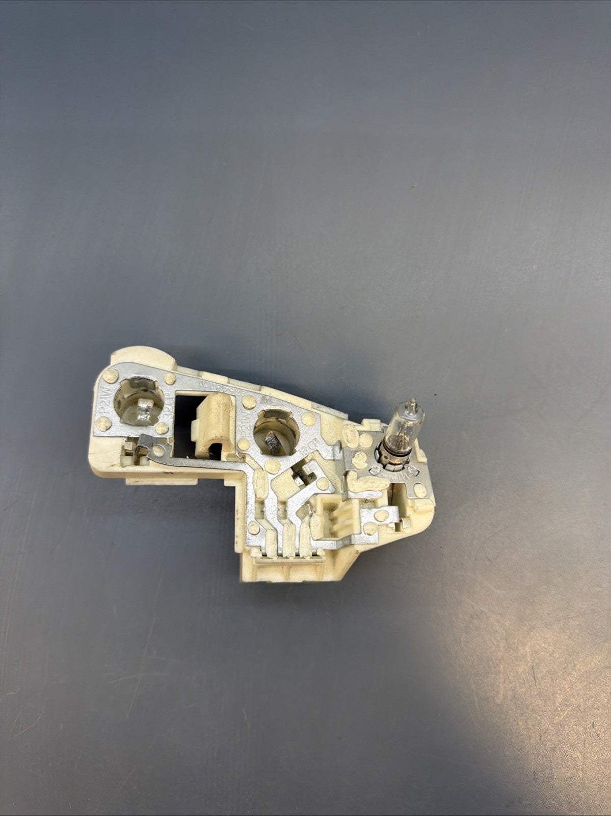 BMW 06-08 E90 PRE LCI RIGHT/PASSANGER SIDE TAILLIGHT BULB HOLDER OEM 7183842