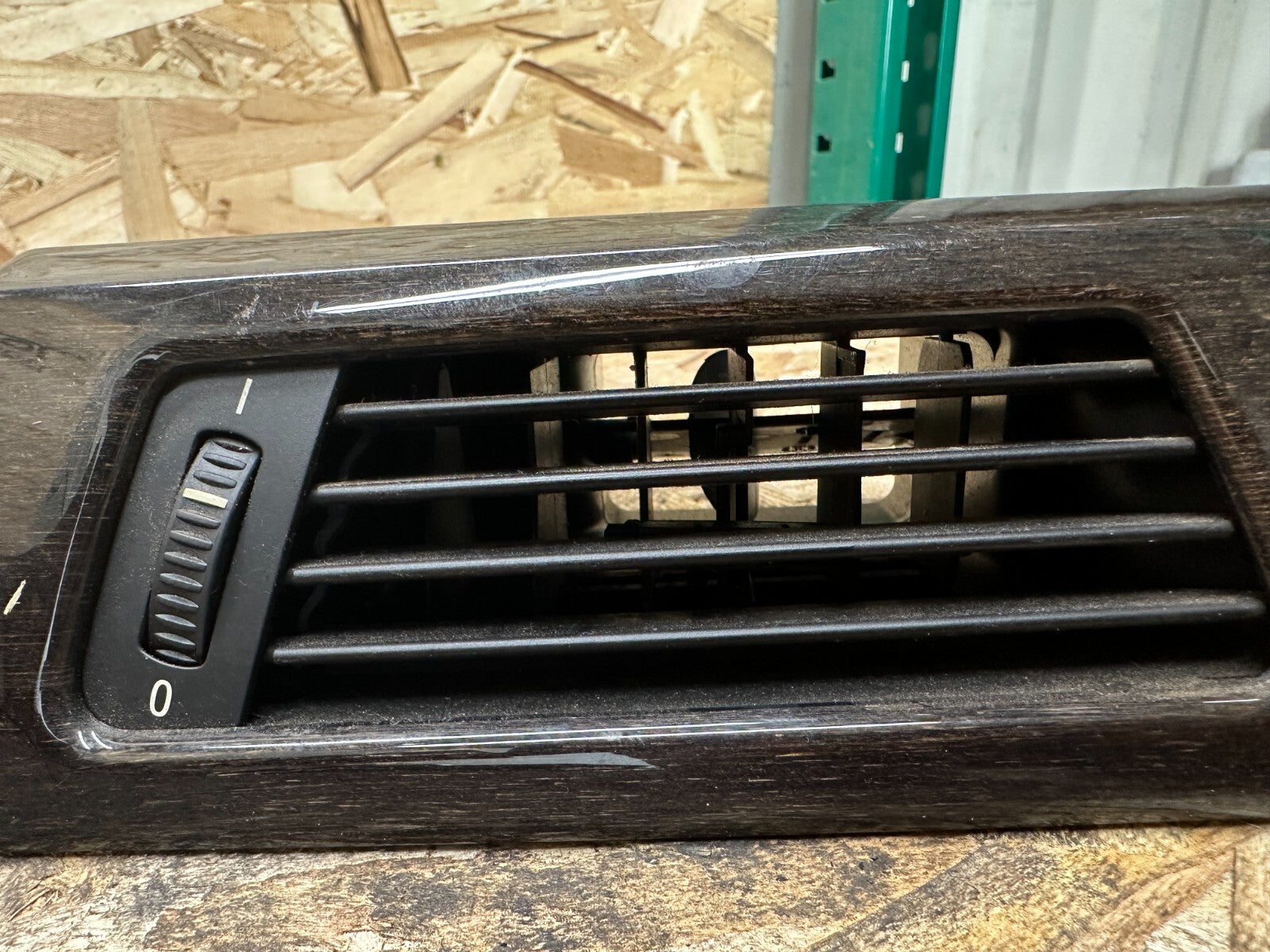 BMW 06-13 E90 BROKEN FRONT LEFT/DRIVER SIDE DASH AIR VENT BAMBUS OEM 9130459