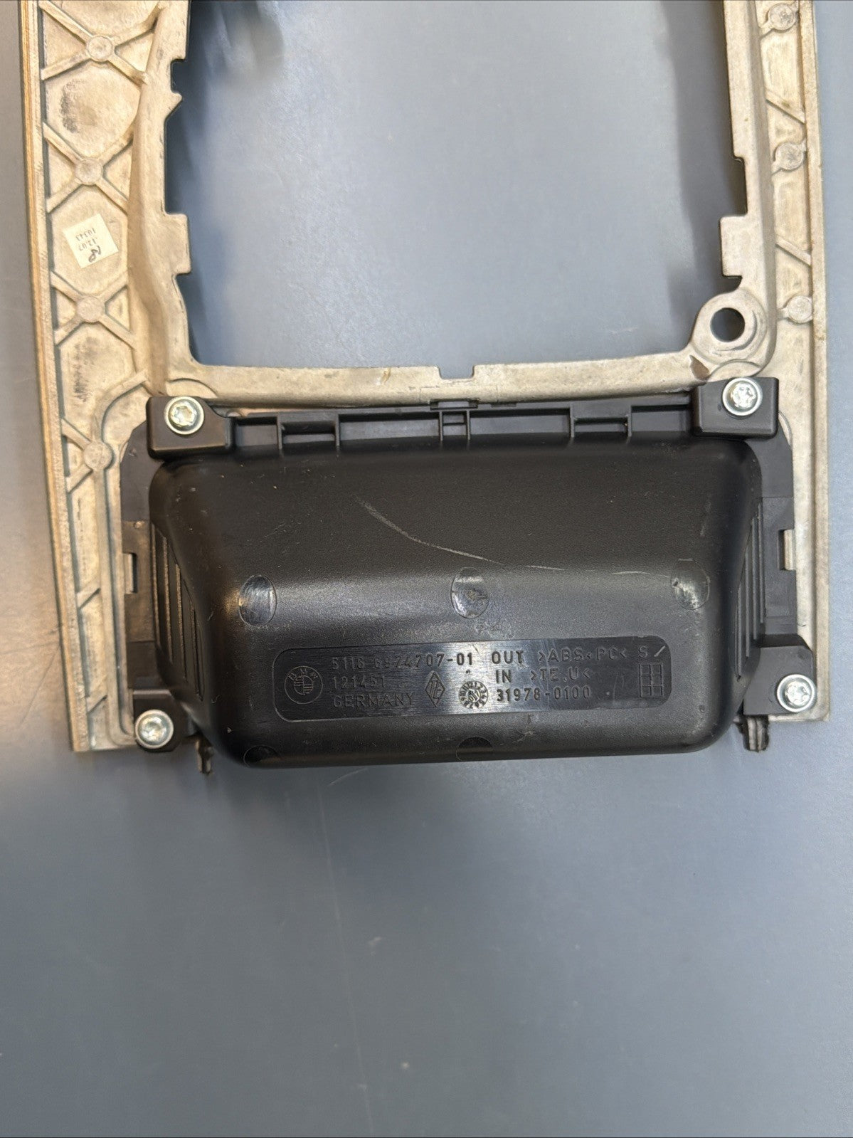 BMW E60 E61 5'es GEAR SHIFT BEZEL DECOR PANEL WITH ODDMENTS TRAY 9165231 6974707