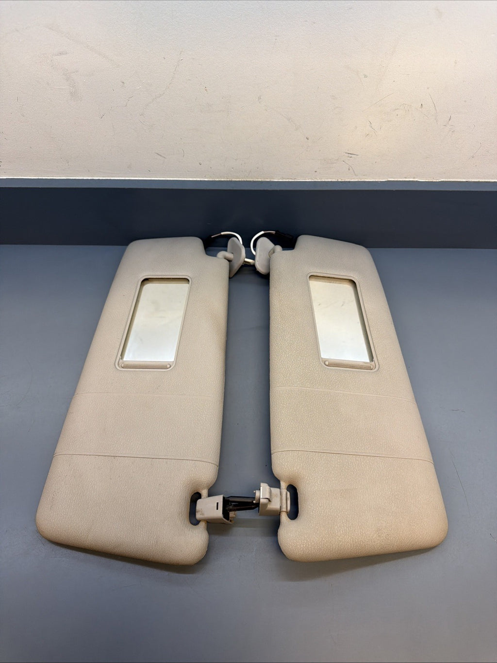 07-10 BMW X3 E83 SUN VISOR PAIR 8373575 GRAY