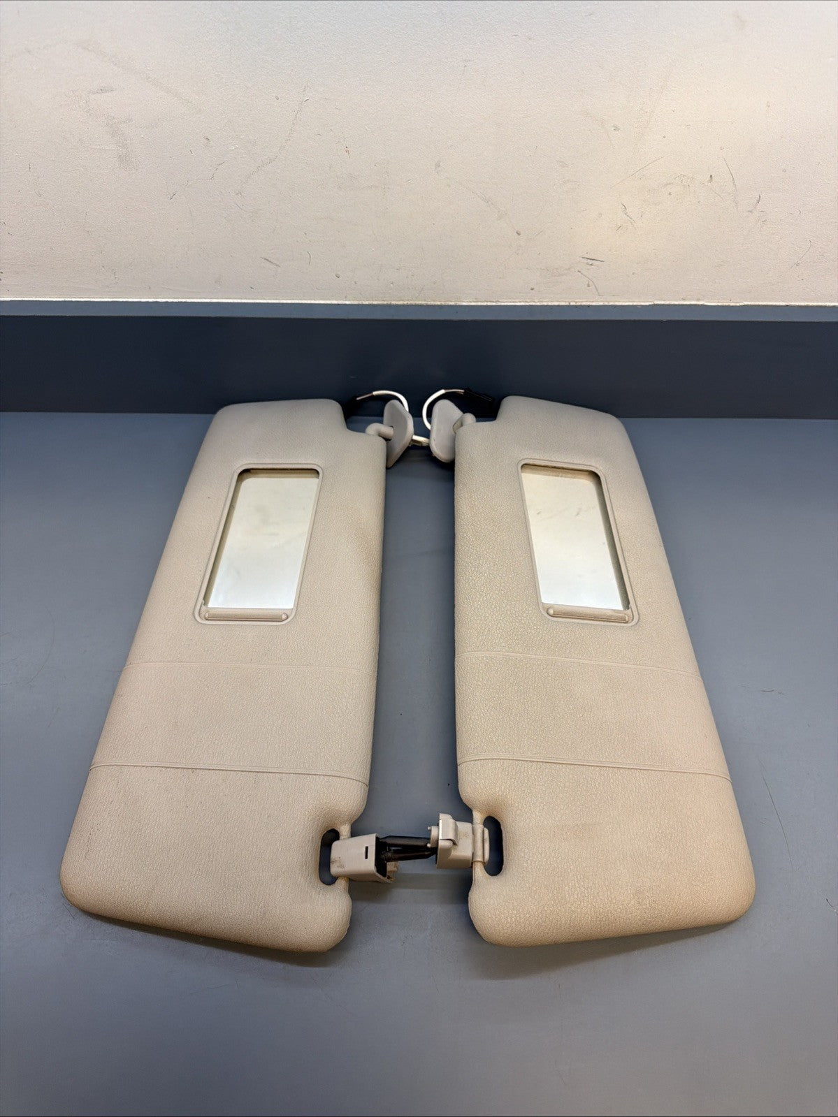 07-10 BMW X3 E83 SUN VISOR PAIR 8373575 GRAY