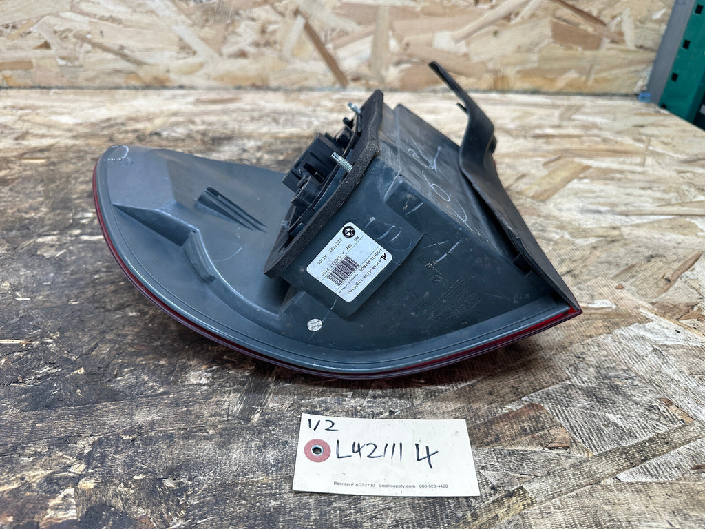 BMW 2011-2014 X5 E70 LCI REAR RIGHT SIDE OUTER TAIL LIGHT OEM 7227792