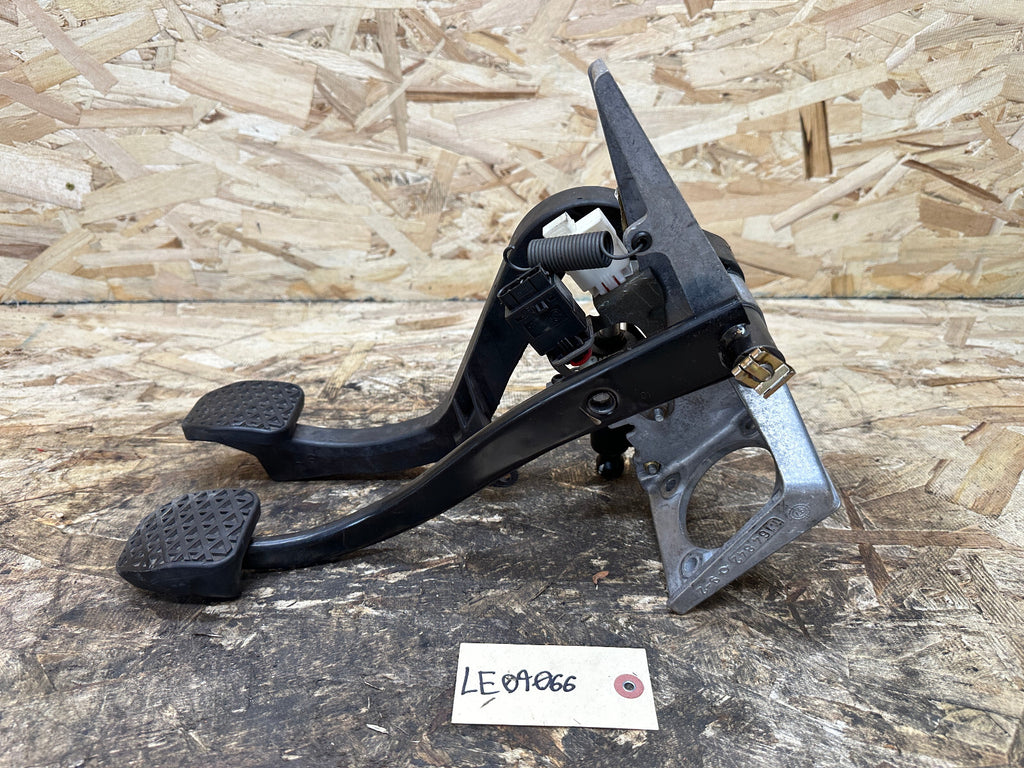 BMW 89-02 E36 E36/7 3 SERIES Z3 CLUTCH+BRAKE PEDAL BRACKET+ASSEMBLY OEM 1164842