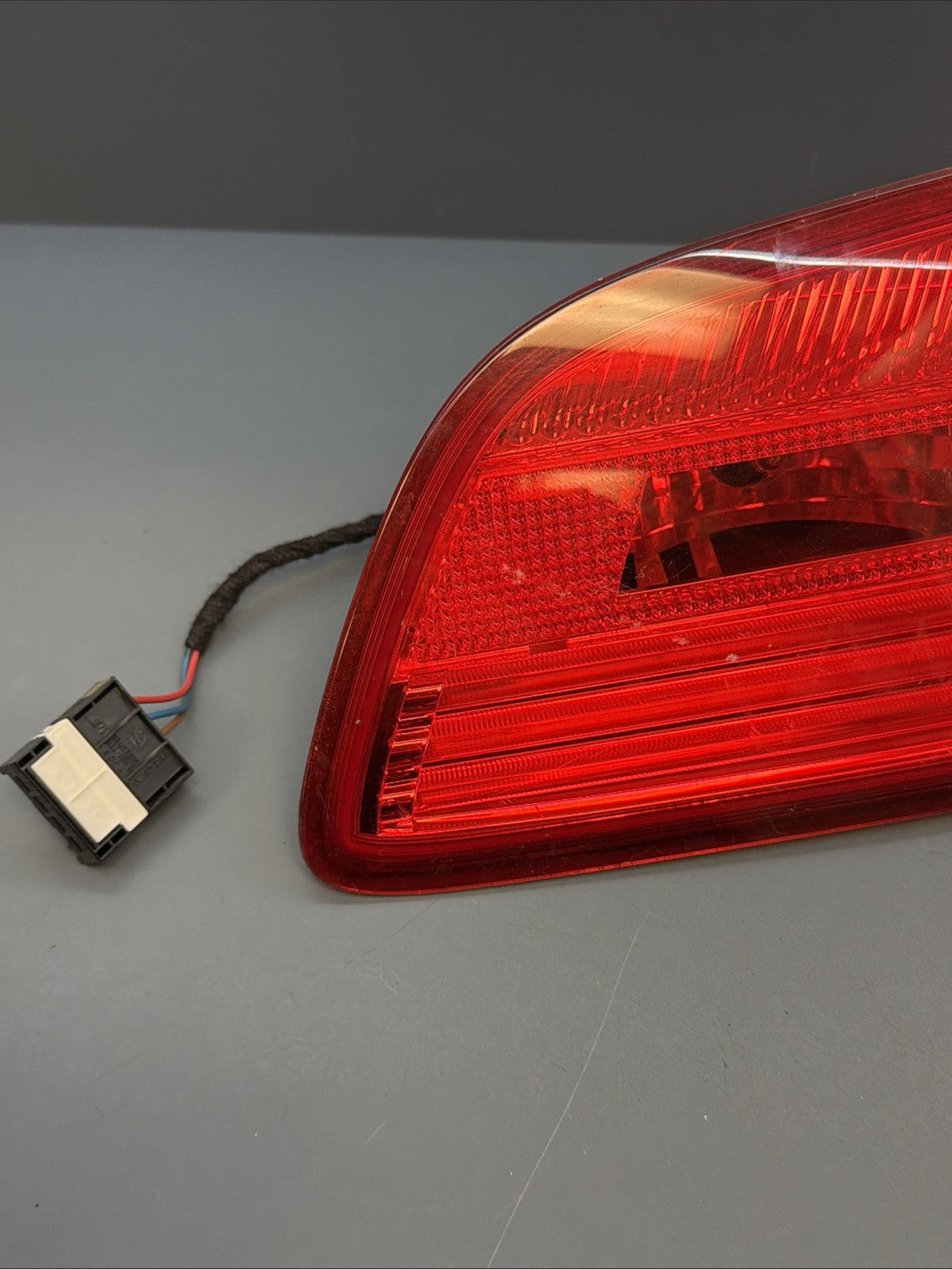 07-10 BMW E93 335 328 M3 Convertible Right Side Inner Trunk Lid Light 7162304
