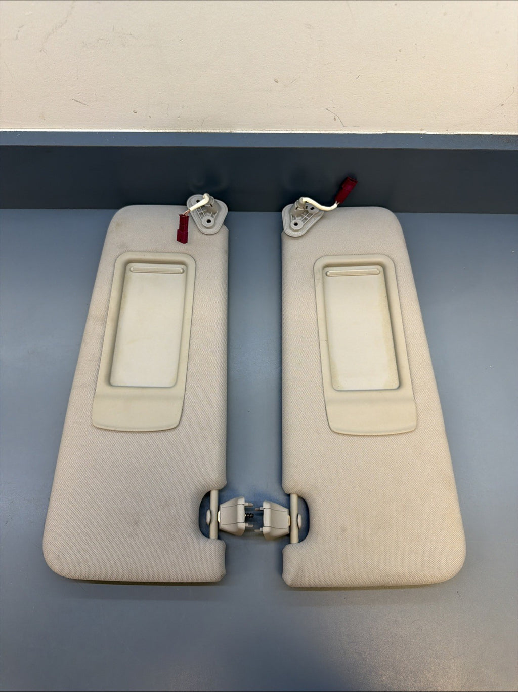 BMW E60 E92 E93 Sun Visor Set OEM Driver & Passenger 6905983 GREY *READ*
