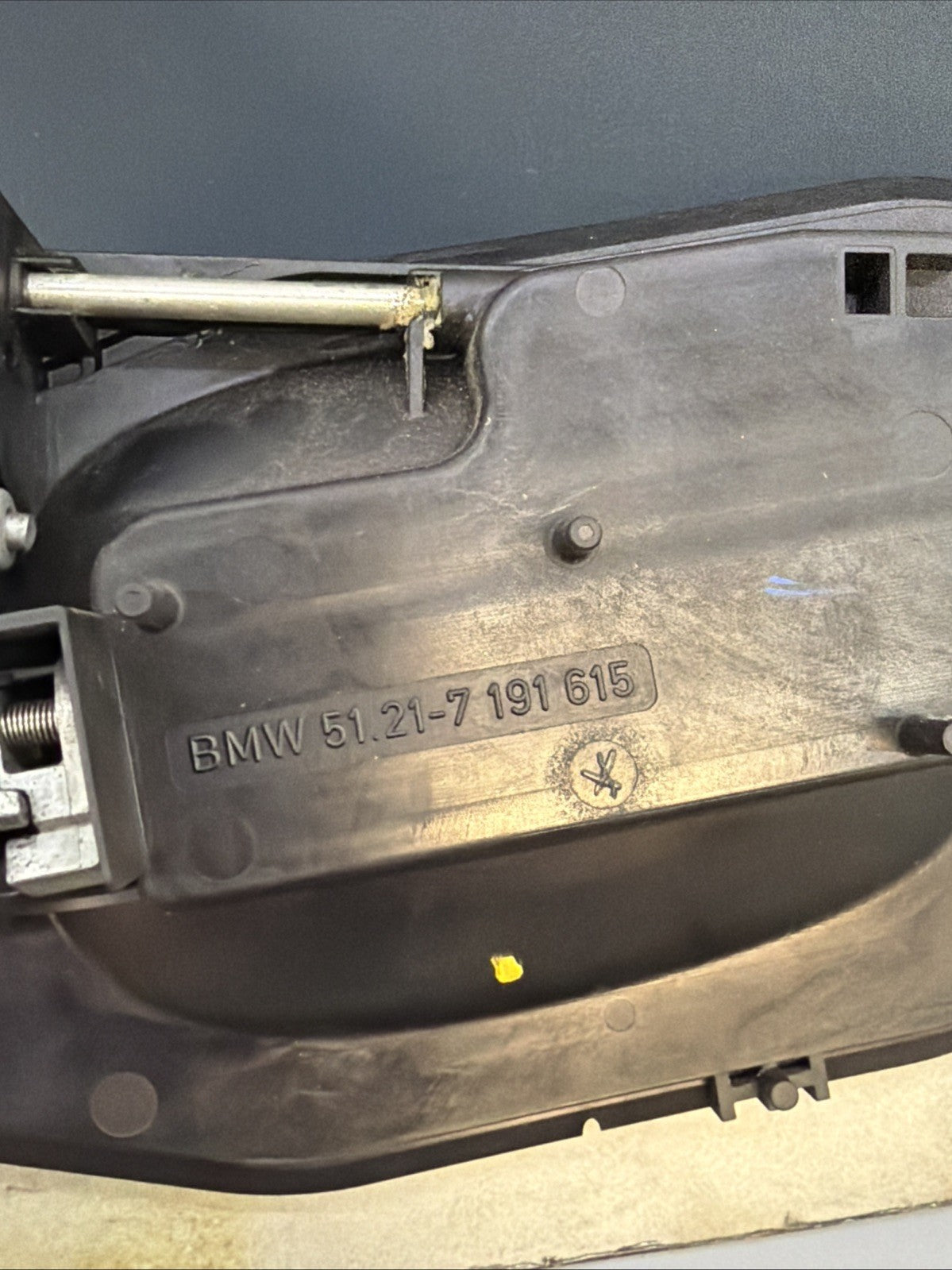 BMW E60 E61 FRONT DOOR EXTERIOR HANDLE BRACKET 7191615 51217191615