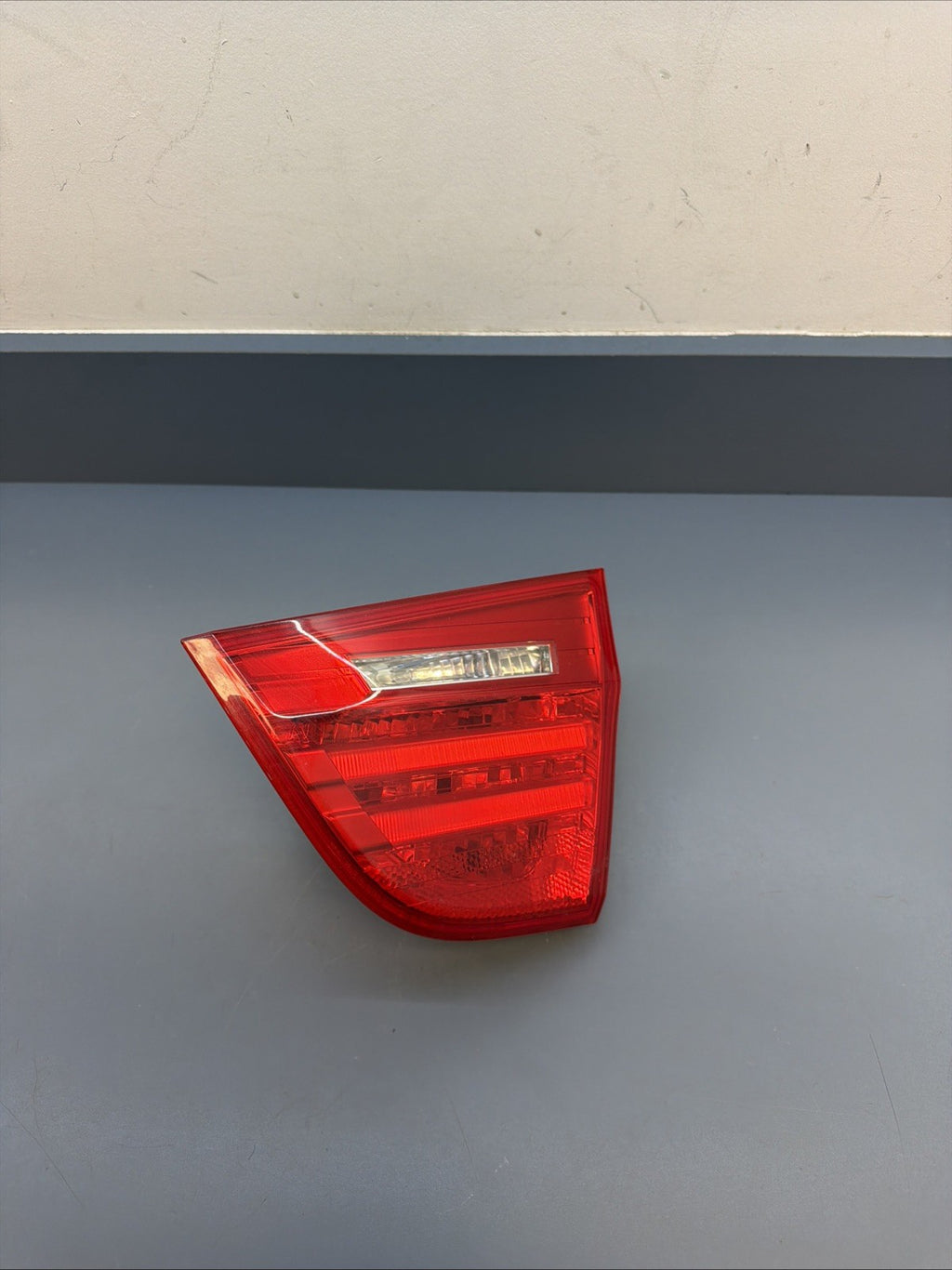 09-11 BMW 328i 335i M3 E90 INNER TAIL LIGHT LAMP RIGHT PASSENGER SIDE 7154156