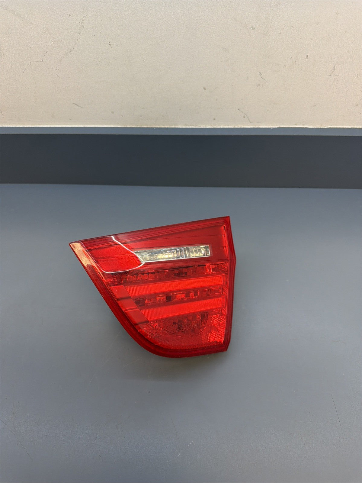 09-11 BMW 328i 335i M3 E90 INNER TAIL LIGHT LAMP RIGHT PASSENGER SIDE 7154156